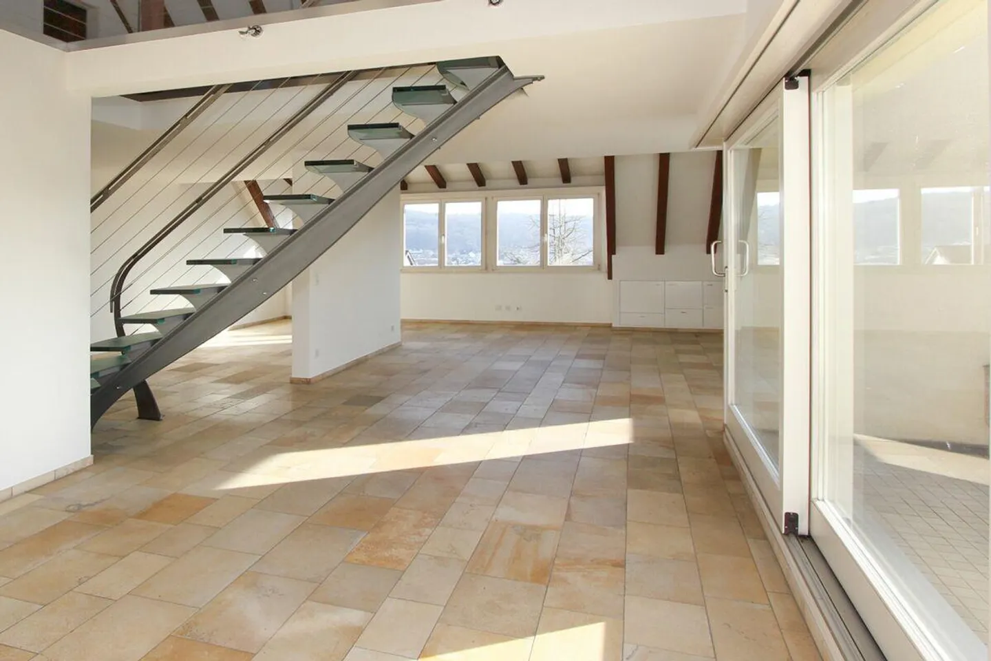 Appartement en duplex ensoleillé avec charme et vue - Photo 5 sur 13