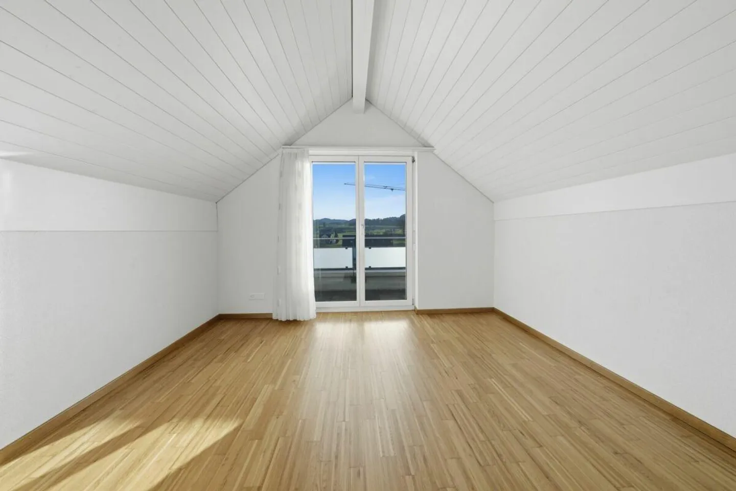 Spacious penthouse apartment with plenty of light and three balconies - Photo 11 of 24