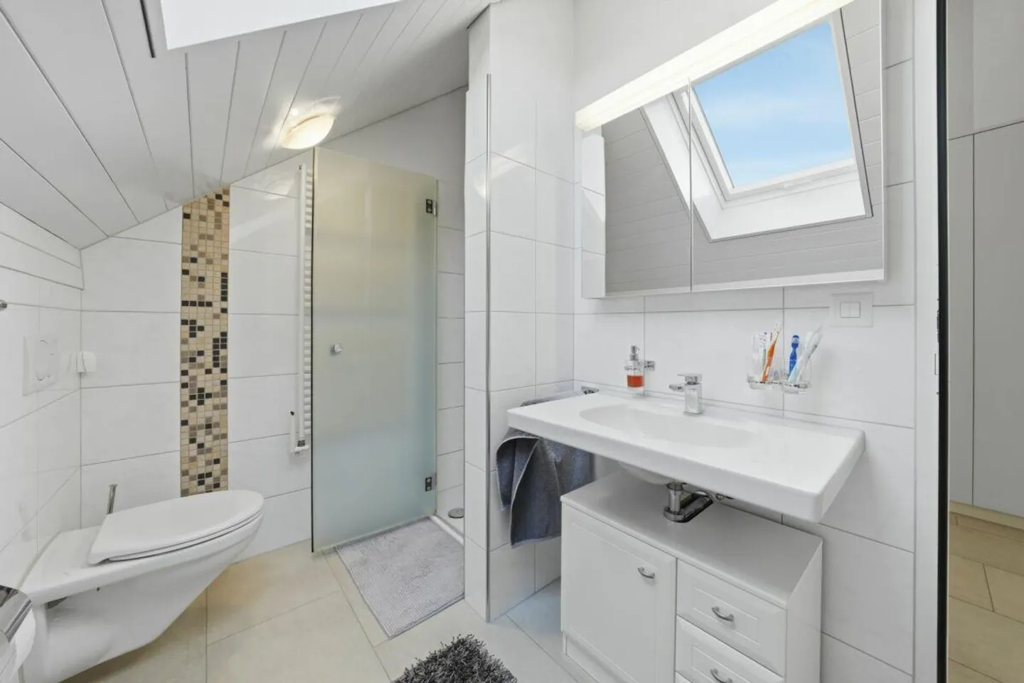 Spacious penthouse apartment with plenty of light and three balconies - Photo 14 of 24