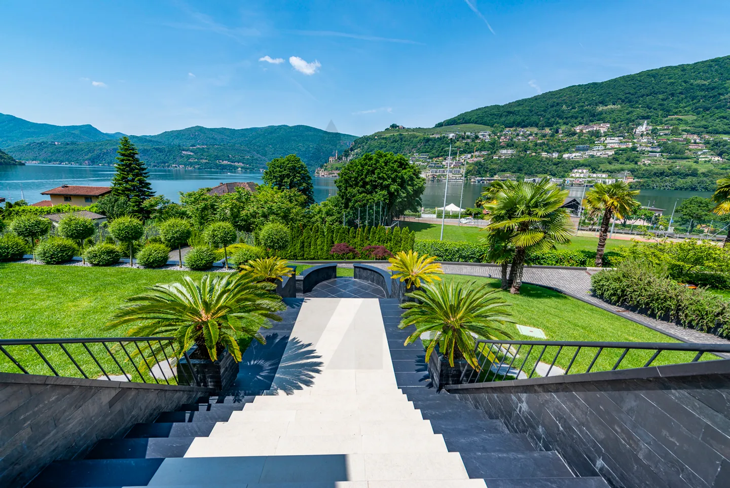 LUSSUOSA VILLA VISTA LAGO CON DARSENA PRIVATA - Foto 2 di 16
