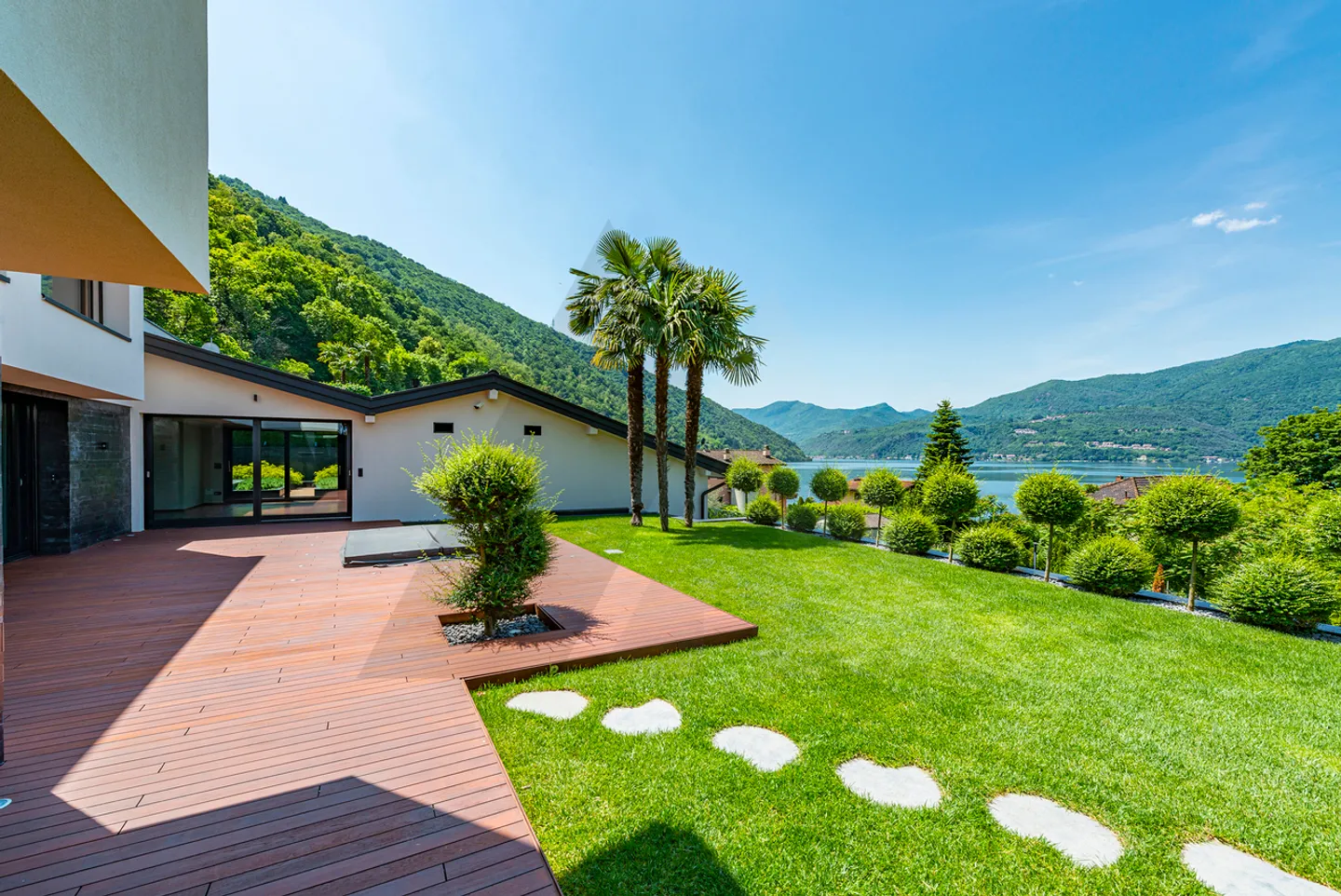 LUSSUOSA VILLA VISTA LAGO CON DARSENA PRIVATA - Foto 3 di 16