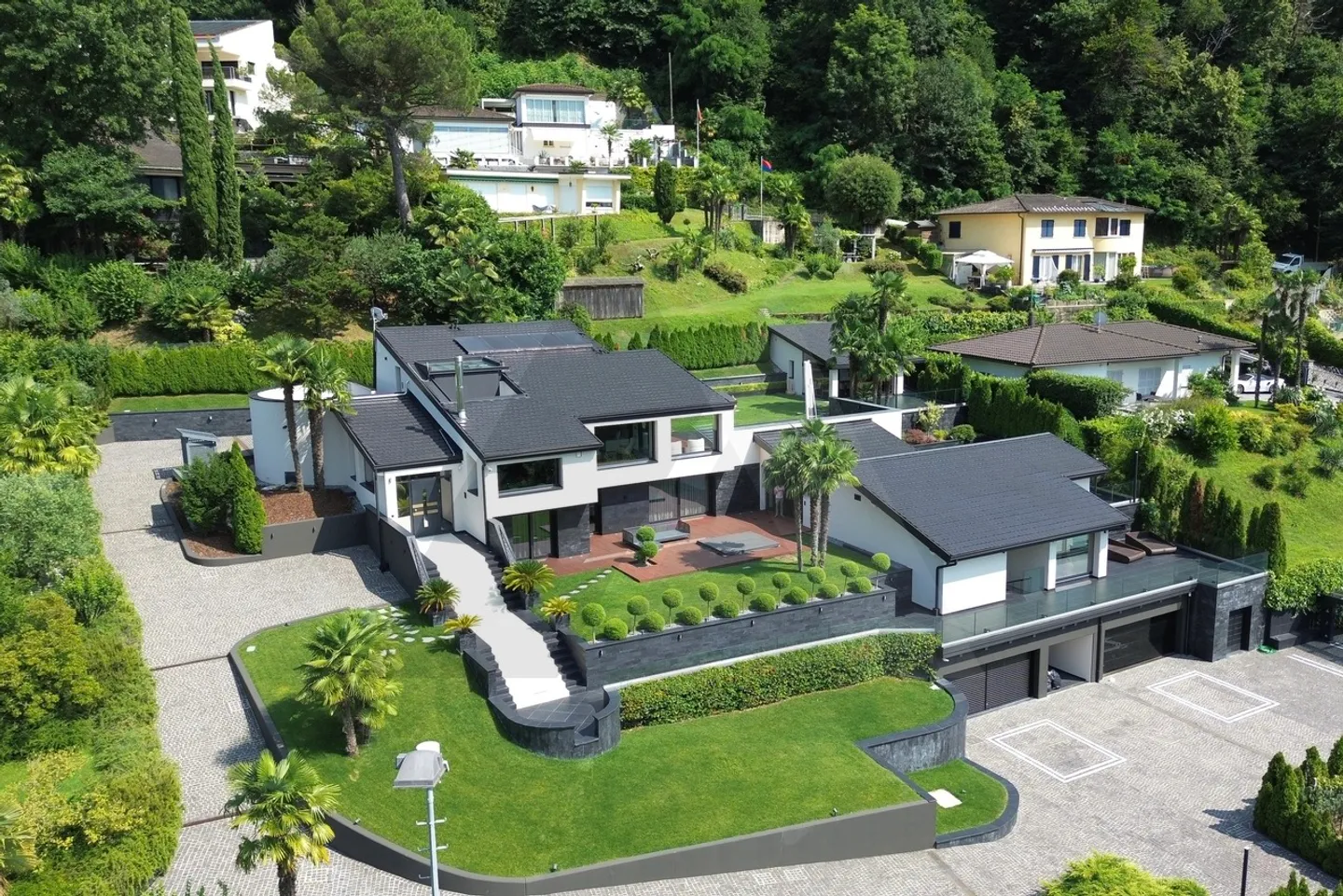 LUSSUOSA VILLA VISTA LAGO CON DARSENA PRIVATA - Foto 1 di 16