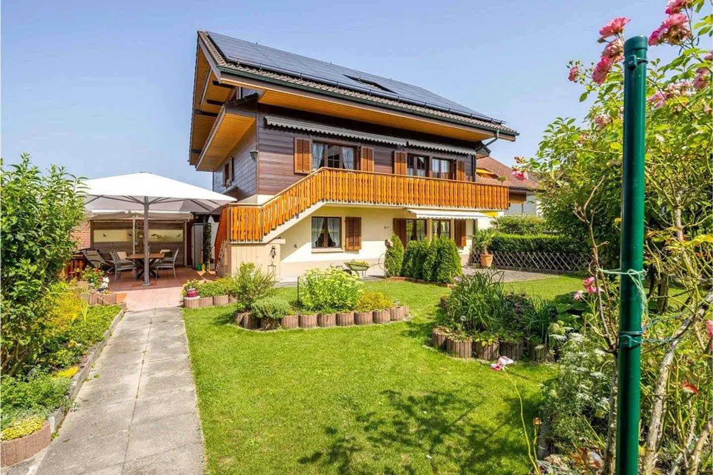 Unica casa unifamiliare di 7,5 stanze in stile chalet con due appartamenti - Foto 2 di 6