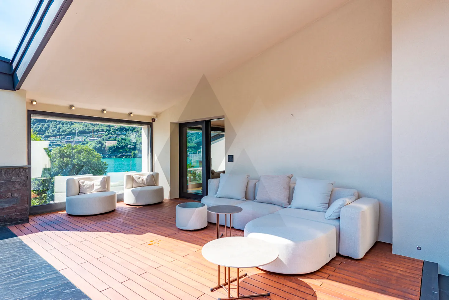 LUSSUOSA VILLA VISTA LAGO CON DARSENA PRIVATA - Foto 8 di 16