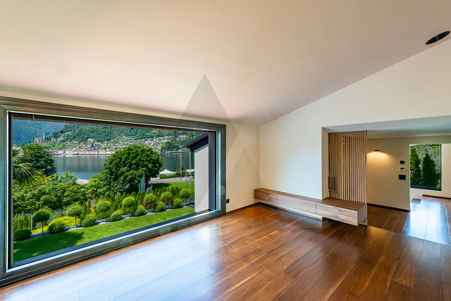 LUSSUOSA VILLA VISTA LAGO CON DARSENA PRIVATA - Foto 9 di 16