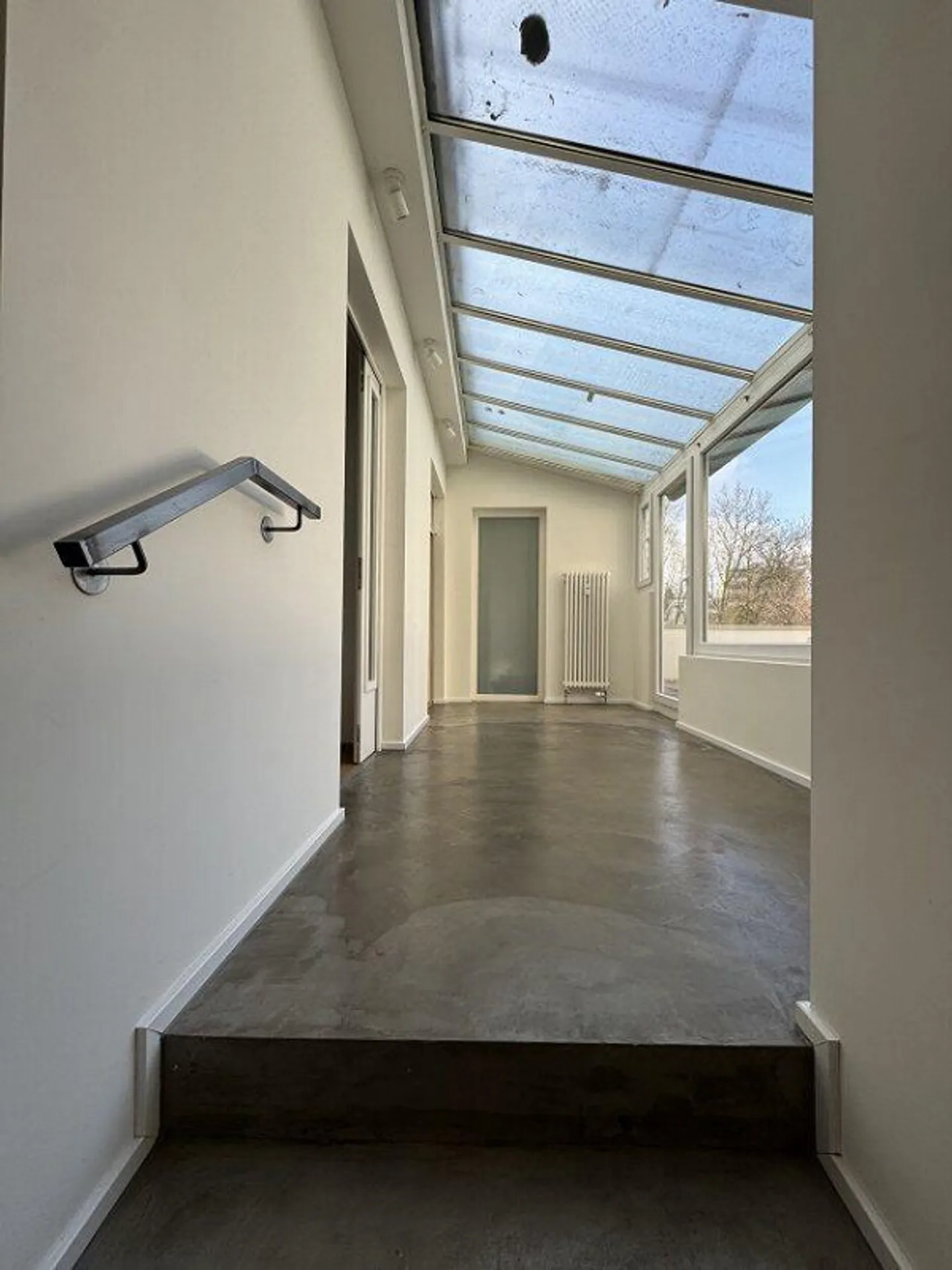 APPARTEMENT D'ANCIEN RÉNOVÉ COMPLÈTEMENT AVEC BEAUCOUP DE CHARME ! - Photo 1 sur 10