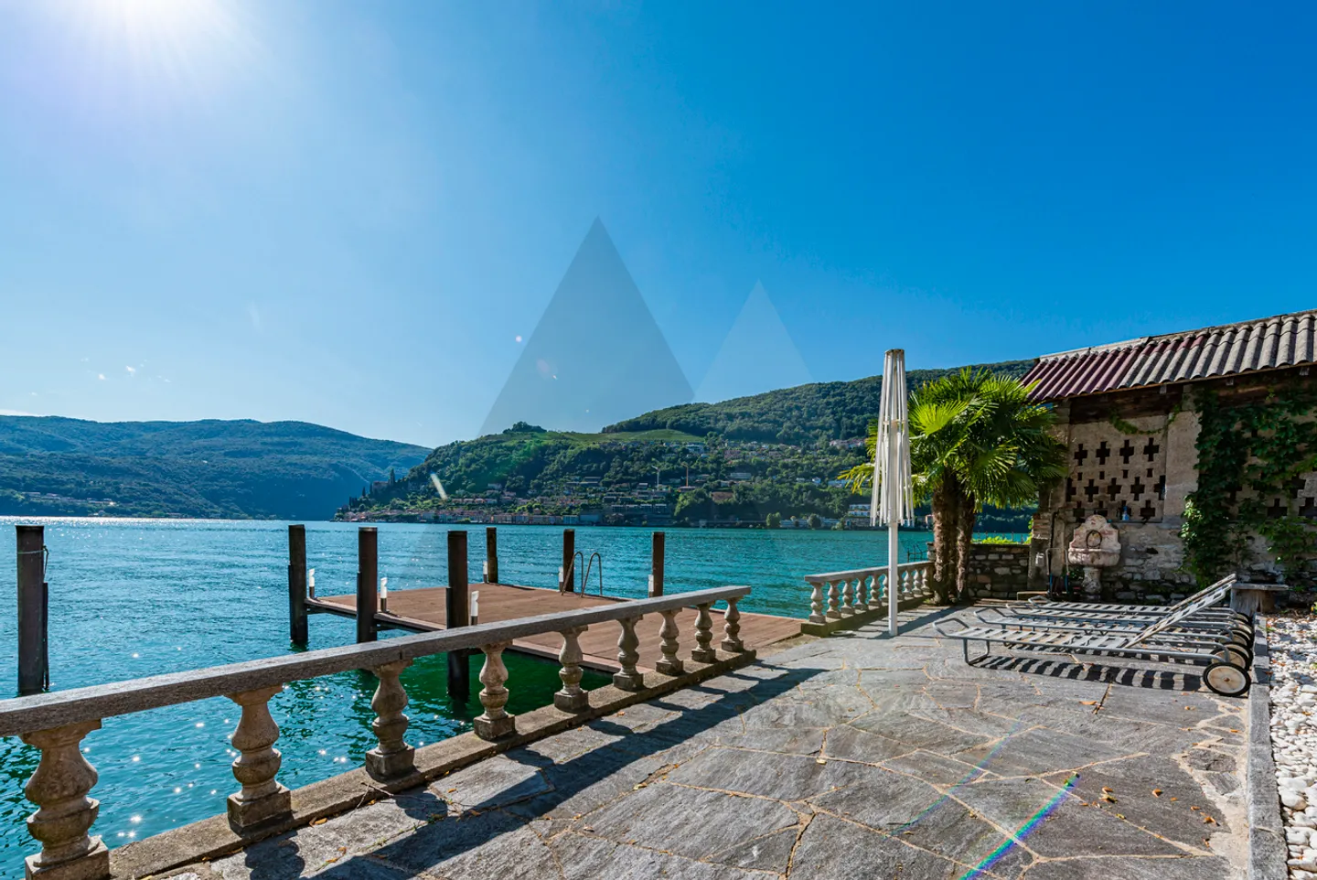 LUSSUOSA VILLA VISTA LAGO CON DARSENA PRIVATA - Foto 15 di 16