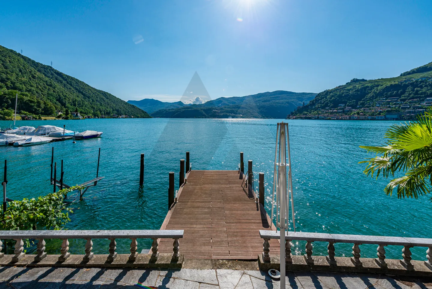 LUSSUOSA VILLA VISTA LAGO CON DARSENA PRIVATA - Foto 16 di 16