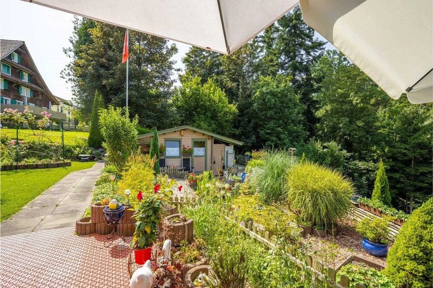 Unica casa unifamiliare di 7,5 stanze in stile chalet con due appartamenti - Foto 6 di 6