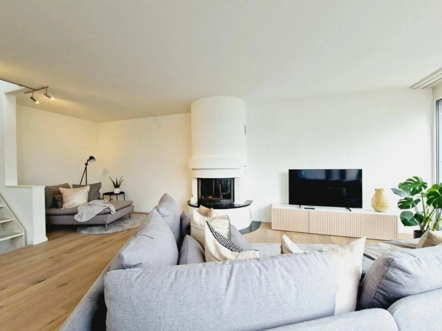 Casa a schiera angolare 4½ locali con galleria, vasca idromassaggio e camino - rara opportunità sul lago di Zugo - Foto 2 di 12