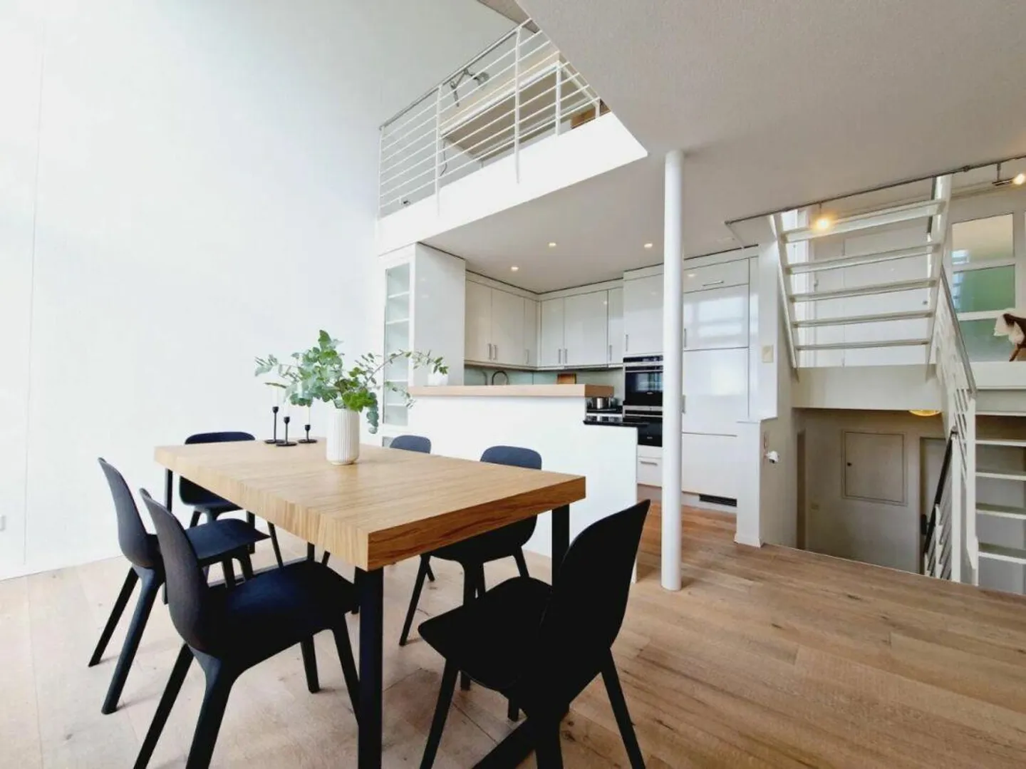 Casa a schiera angolare 4½ locali con galleria, vasca idromassaggio e camino - rara opportunità sul lago di Zugo - Foto 3 di 12