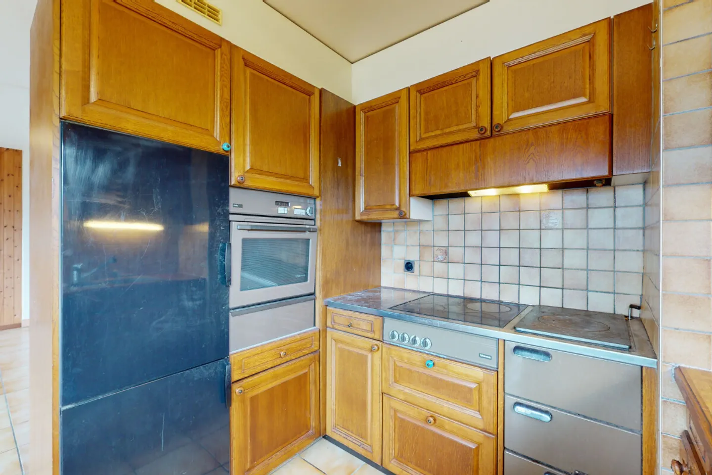 Corner Semi-Detached House with Stunning Mountain View - Photo 4 of 13