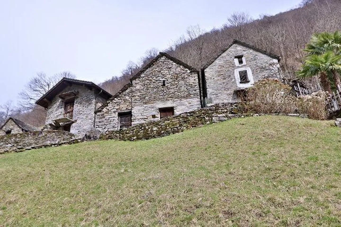 Rustic to be developed in a very quiet, sunny location with a beautiful view - Photo 1 of 13