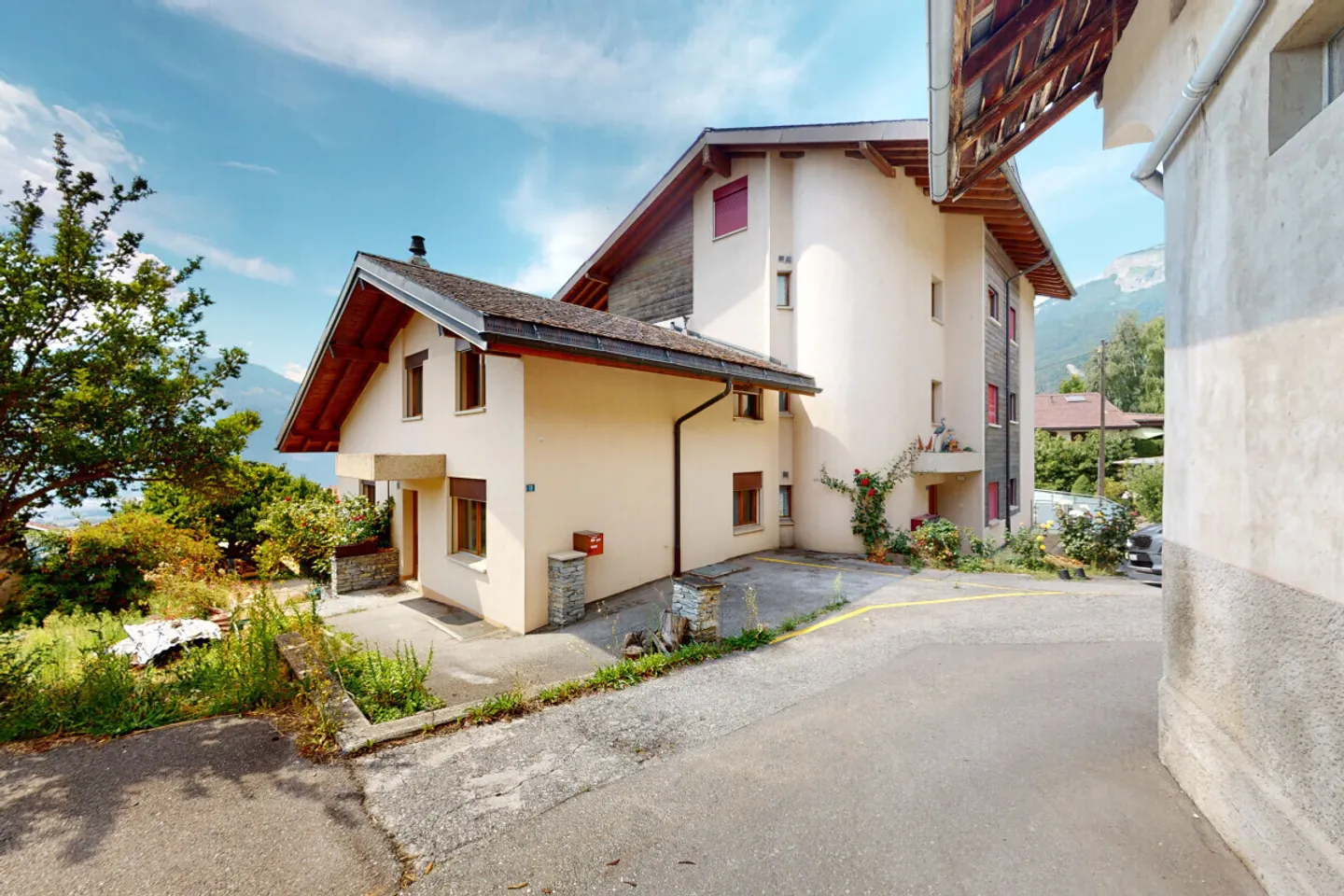 Corner Semi-Detached House with Stunning Mountain View - Photo 11 of 13