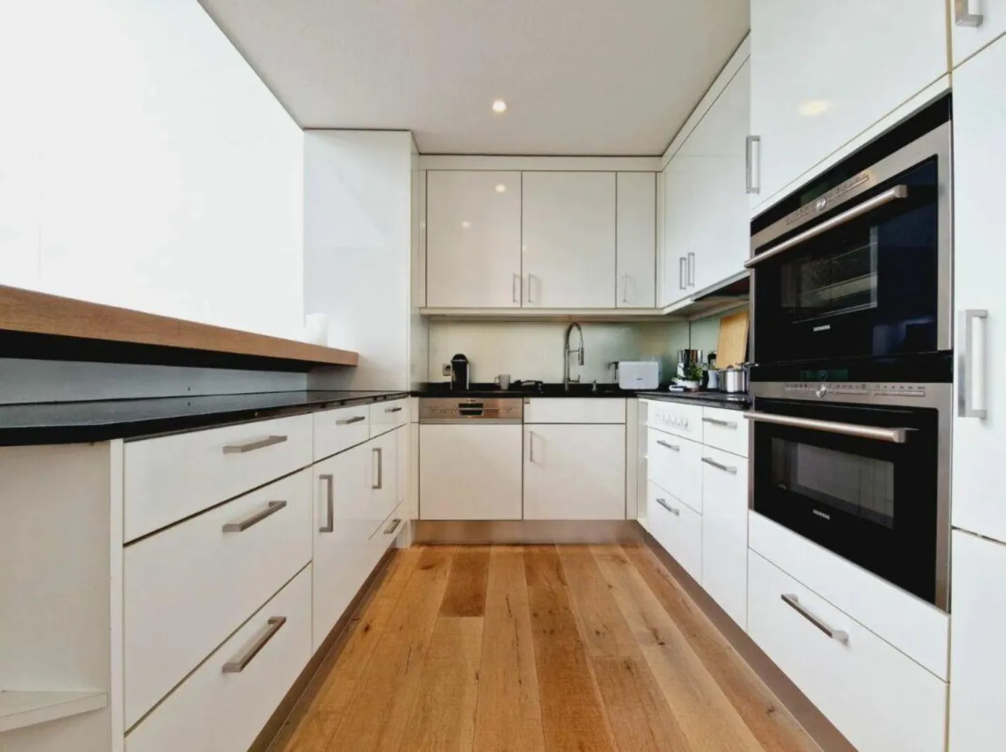 Casa a schiera angolare 4½ locali con galleria, vasca idromassaggio e camino - rara opportunità sul lago di Zugo - Foto 4 di 12