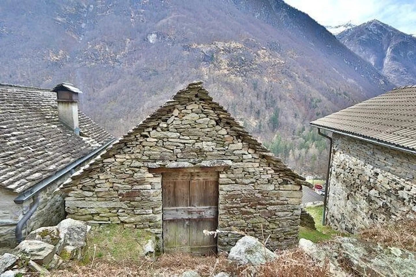 Rustic to be developed in a very quiet, sunny location with a beautiful view - Photo 12 of 13