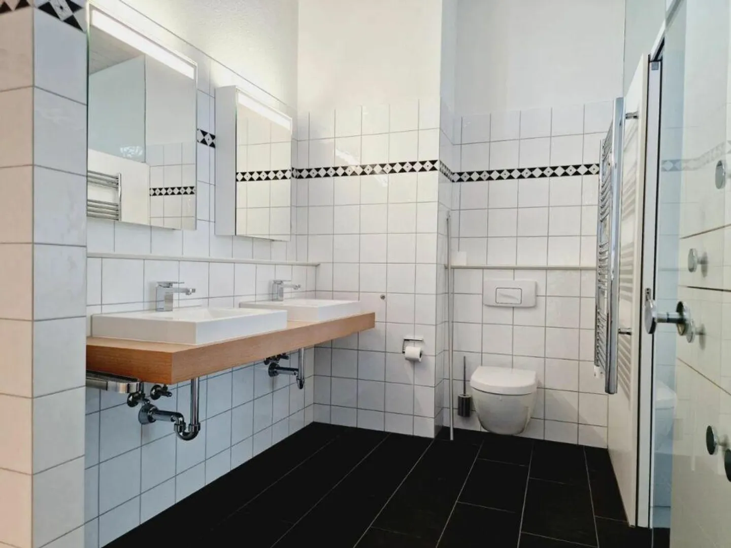 Casa a schiera angolare 4½ locali con galleria, vasca idromassaggio e camino - rara opportunità sul lago di Zugo - Foto 9 di 12