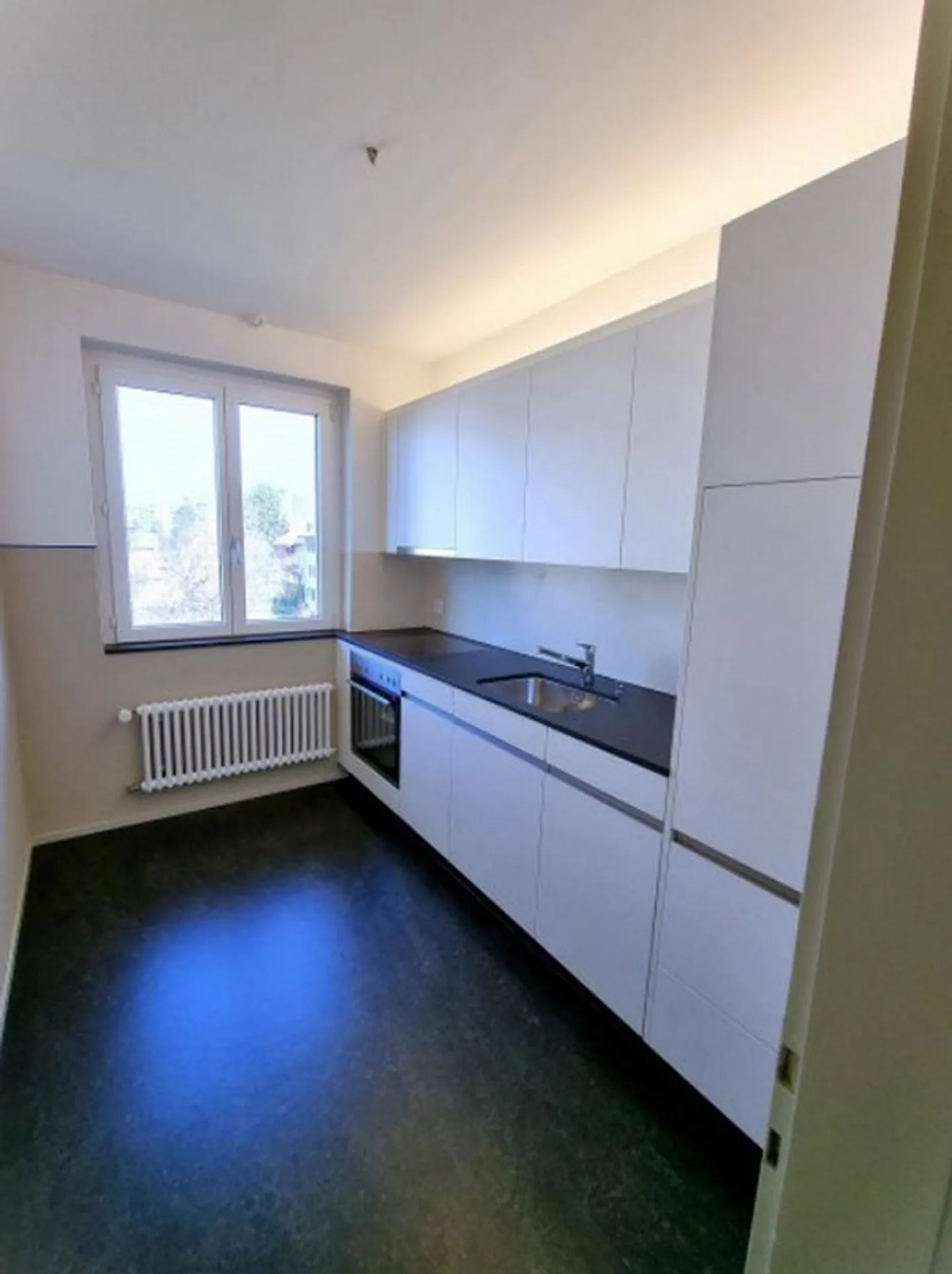 Modern bright and quiet apartment with balcony in Bern - Photo 2 of 8