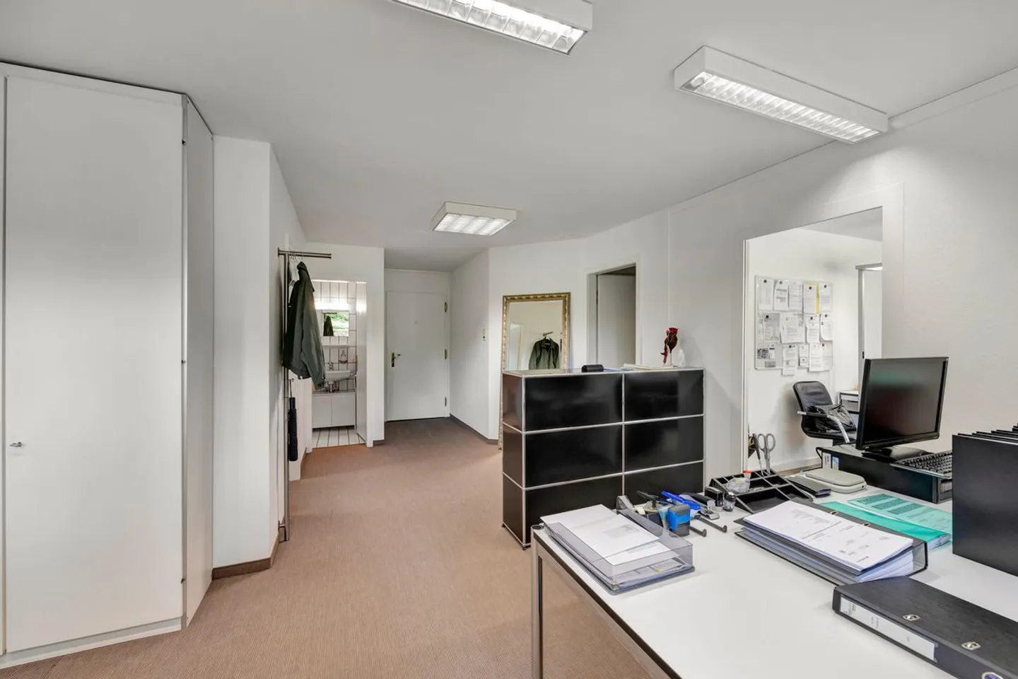 Spazio ufficio riservato con possibilità di conversione in appartamento - posizione verde a Zurigo-Witikon - Foto 3 di 11