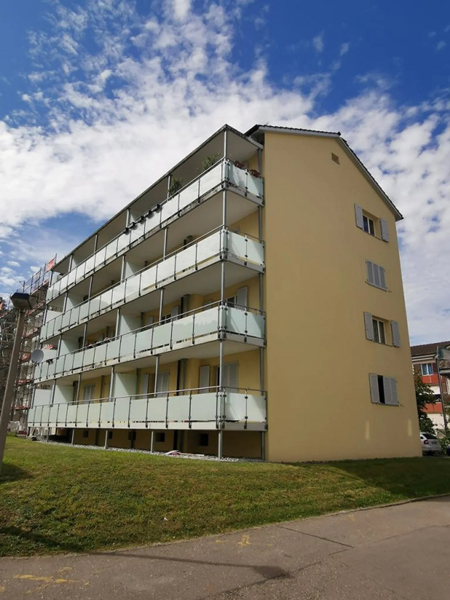 Appartamento centrale di 3 stanze con balcone ad Adliswil - Foto 1 di 9