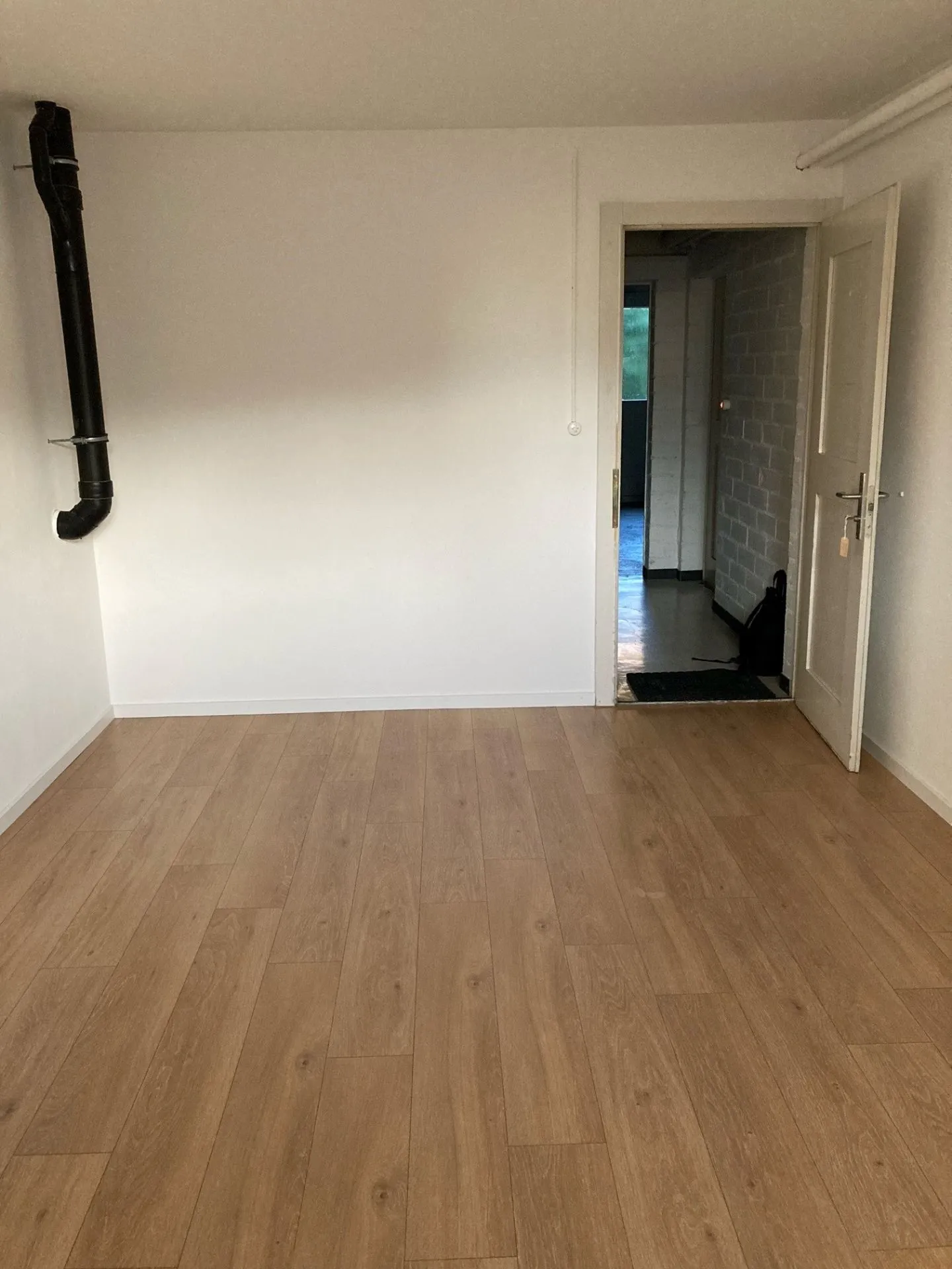 Worb - Hobby/Craft Room for Rent! - Photo 1 of 4