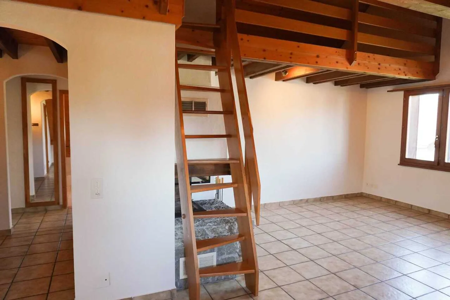 3.5-room attic apartment with garden - Photo 4 of 13