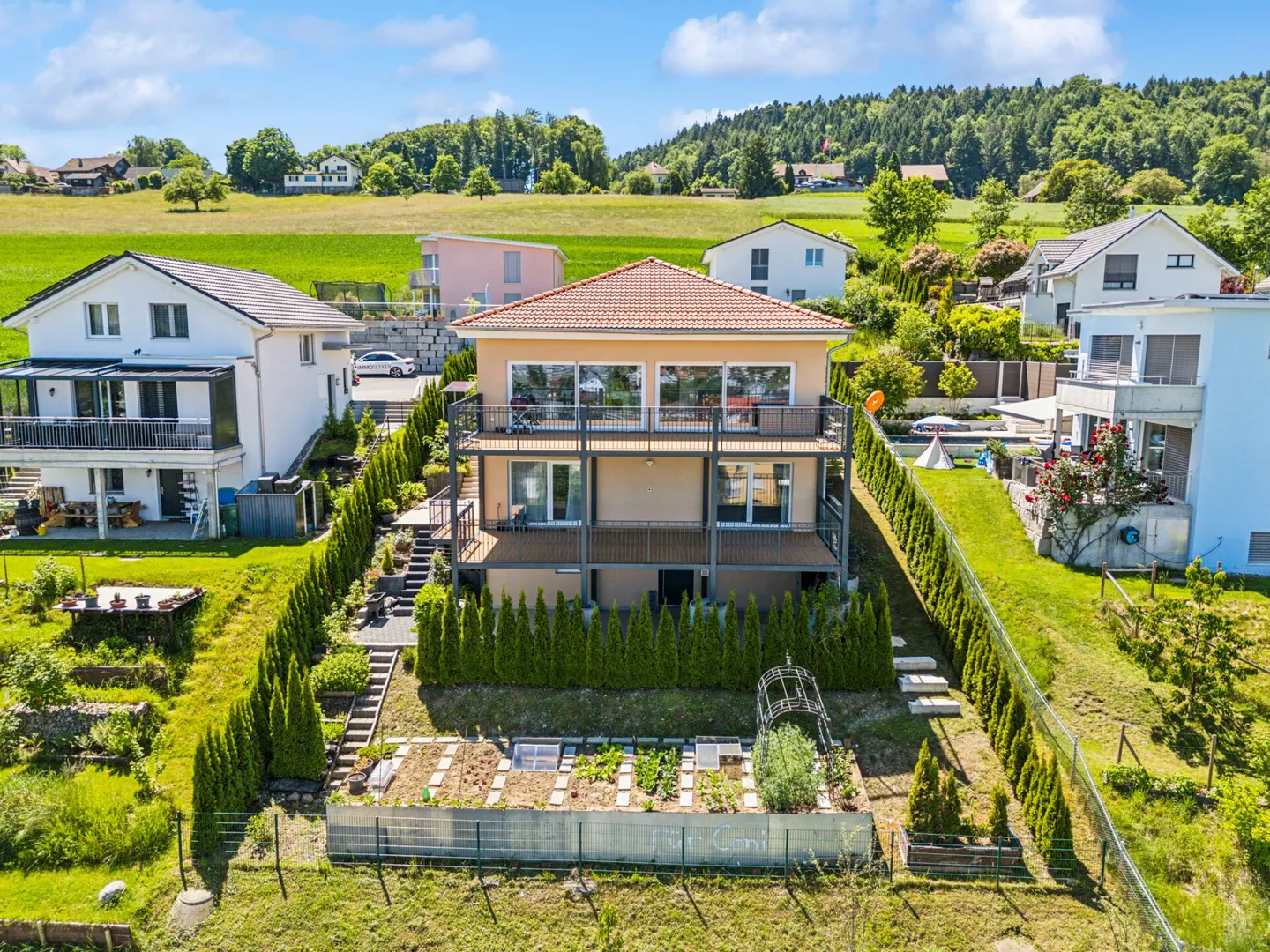 Casa unifamiliare con appartamento separato in una posizione elevata e ricercata - Foto 2 di 14