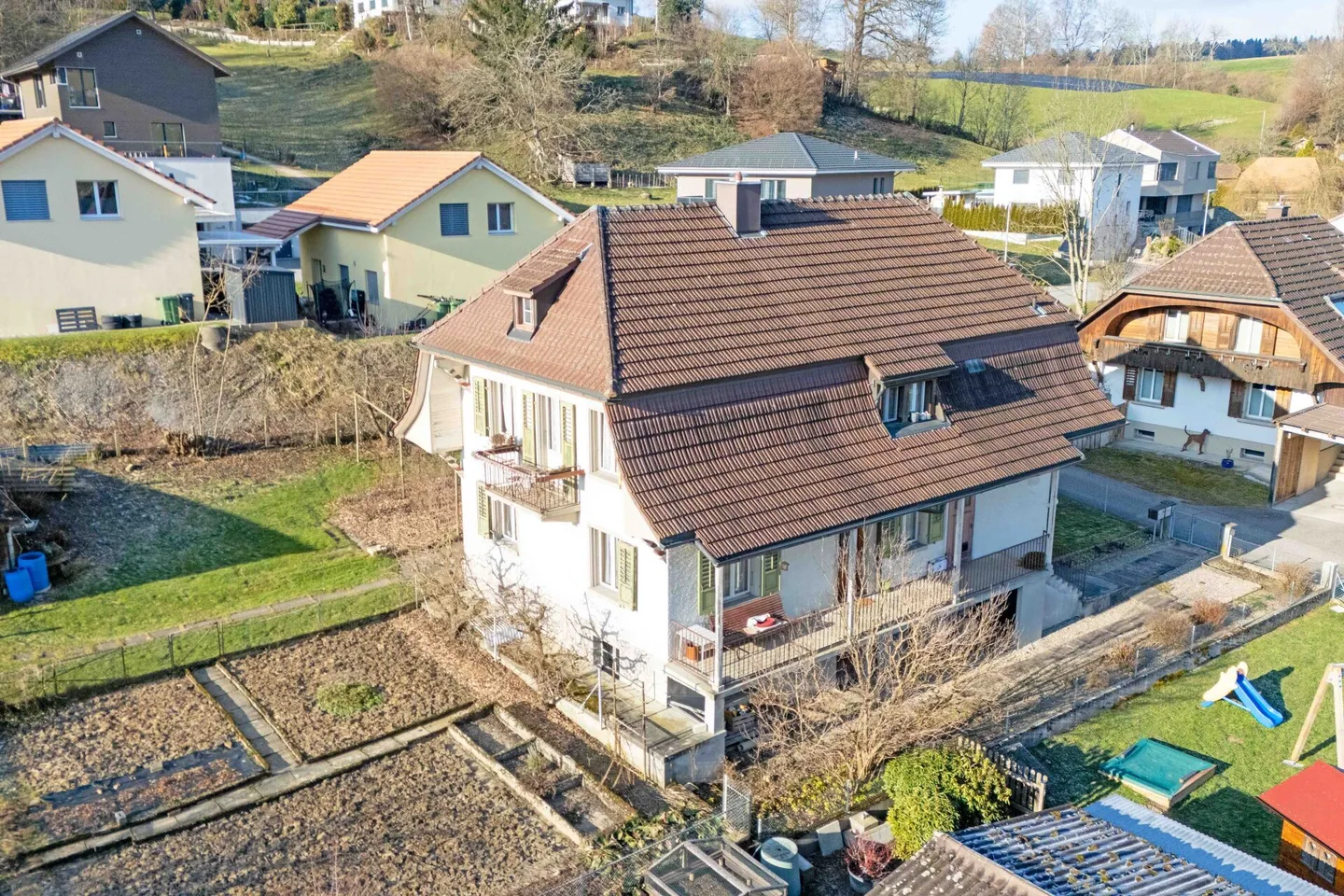 Berner Landhaus mit ca. 750 m² Baulandreserve (W3): Zweifamilienhaus an ruhiger Lage mit vielseitigem Potenzial - Foto 2 von 31