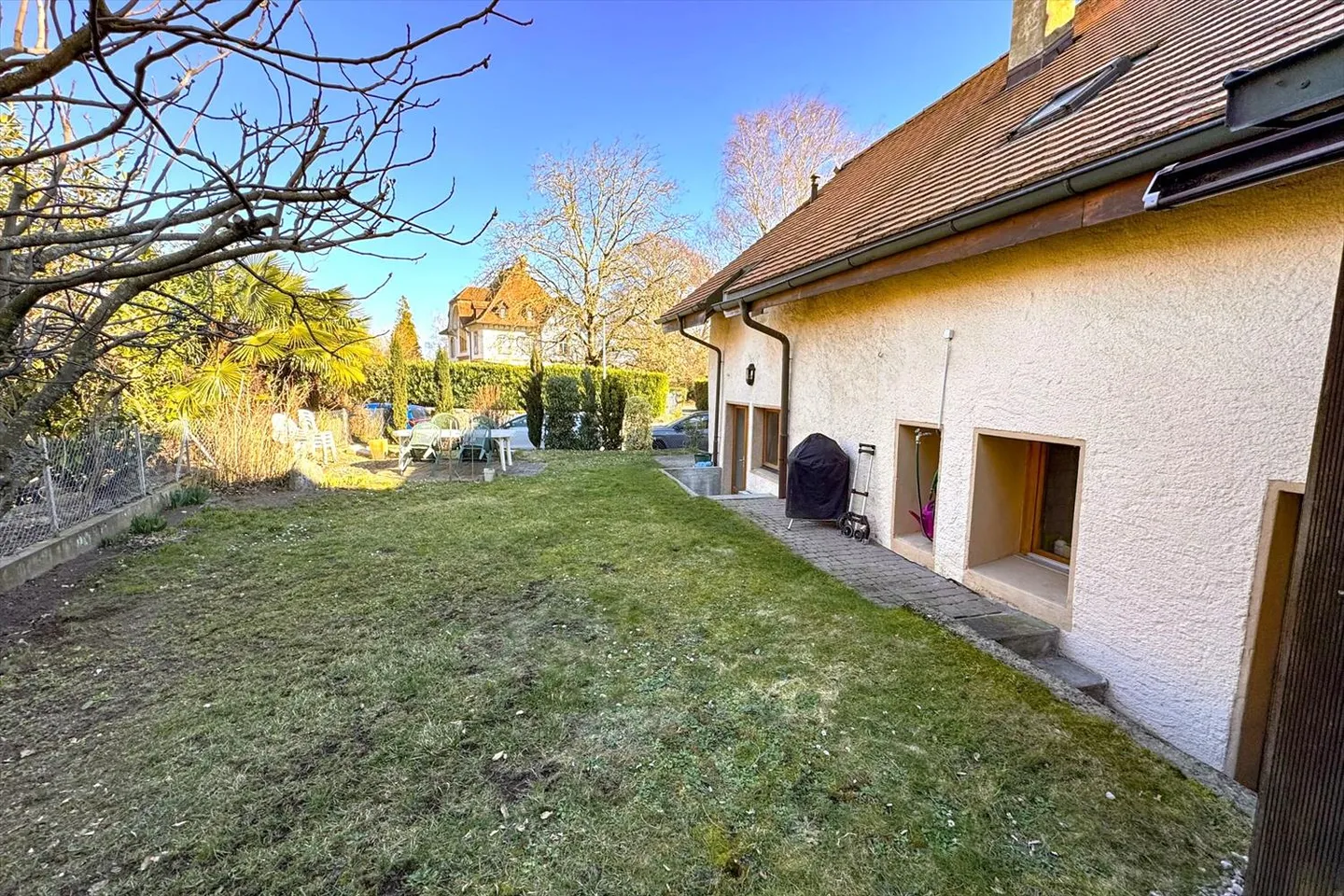 Affascinante casa di villaggio con 7 camere da letto, giardino e parcheggio a nord di Landeron - Foto 1 di 21