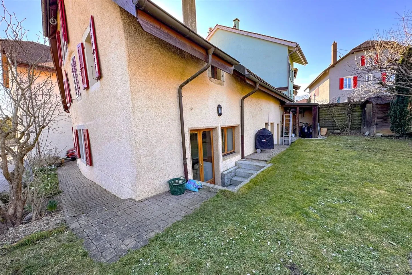 Affascinante casa di villaggio con 7 camere da letto, giardino e parcheggio a nord di Landeron - Foto 2 di 21