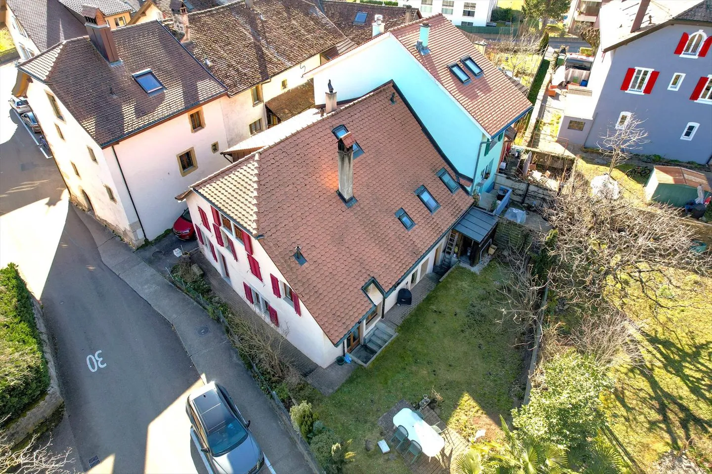Affascinante casa di villaggio con 7 camere da letto, giardino e parcheggio a nord di Landeron - Foto 3 di 21
