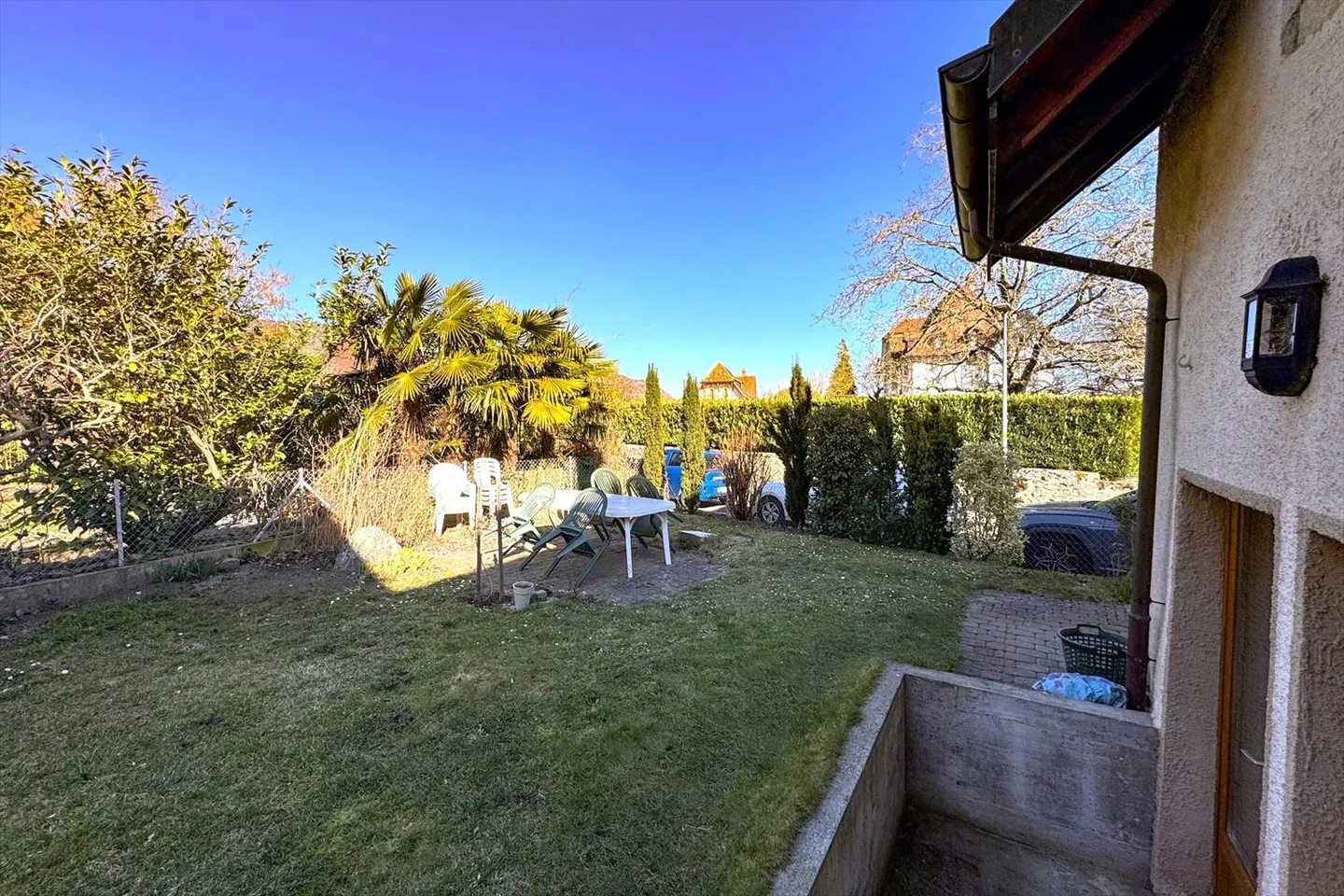 Affascinante casa di villaggio con 7 camere da letto, giardino e parcheggio a nord di Landeron - Foto 4 di 21