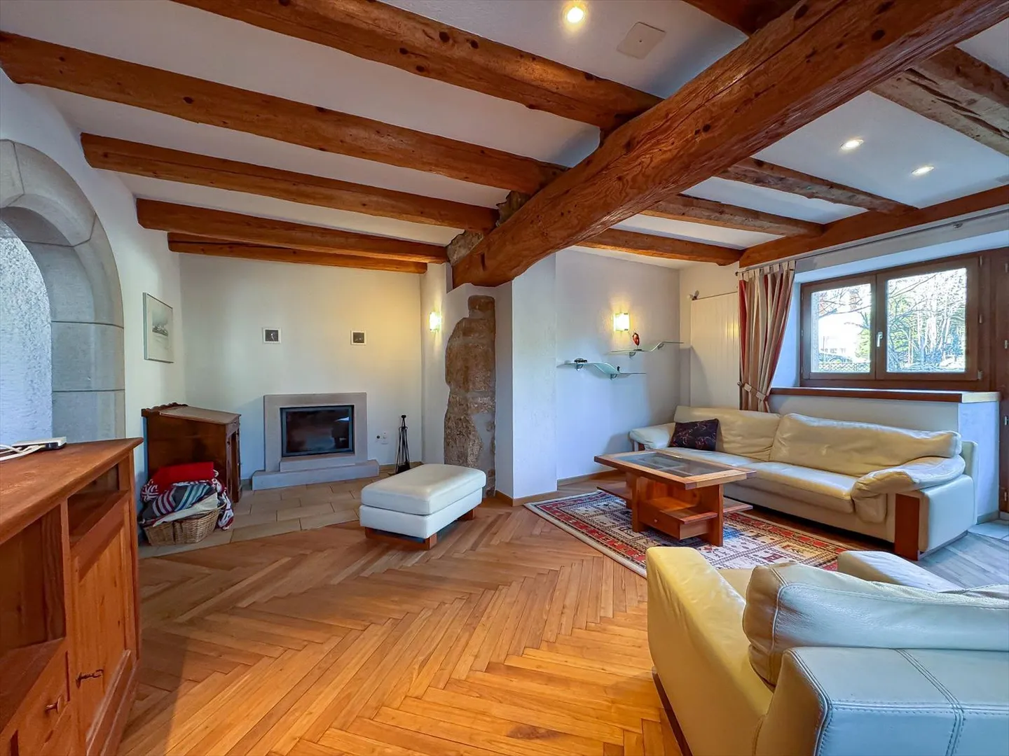 Affascinante casa di villaggio con 7 camere da letto, giardino e parcheggio a nord di Landeron - Foto 8 di 21