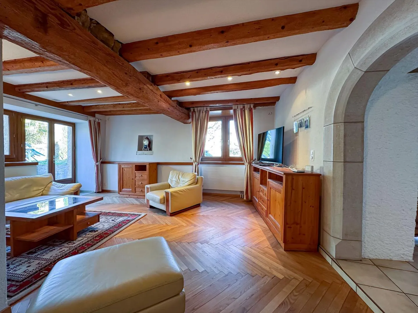 Affascinante casa di villaggio con 7 camere da letto, giardino e parcheggio a nord di Landeron - Foto 9 di 21