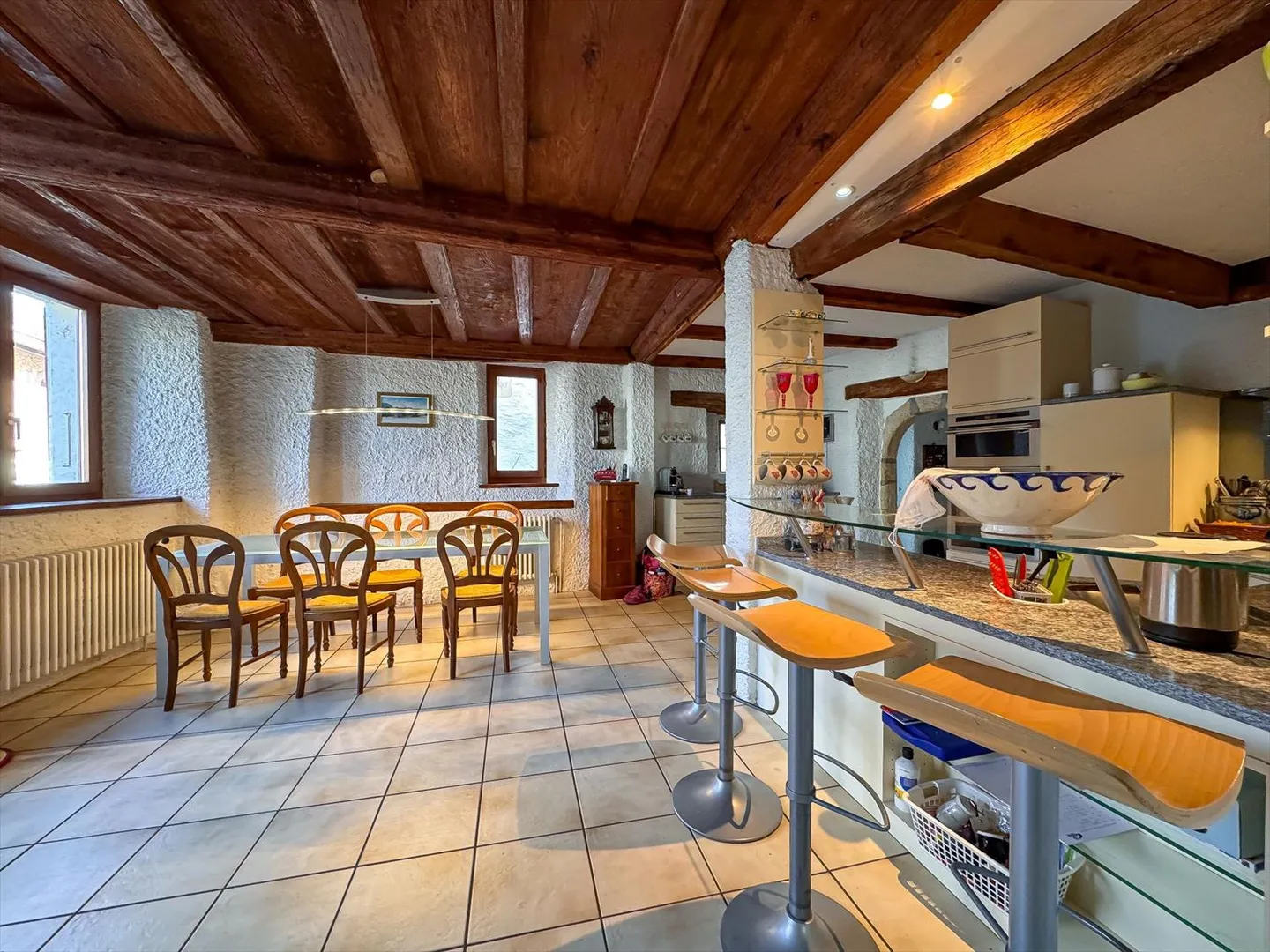 Affascinante casa di villaggio con 7 camere da letto, giardino e parcheggio a nord di Landeron - Foto 10 di 21