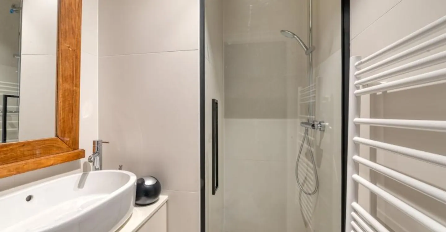 Renovated 4-room apartment with two balconies - Photo 12 of 13