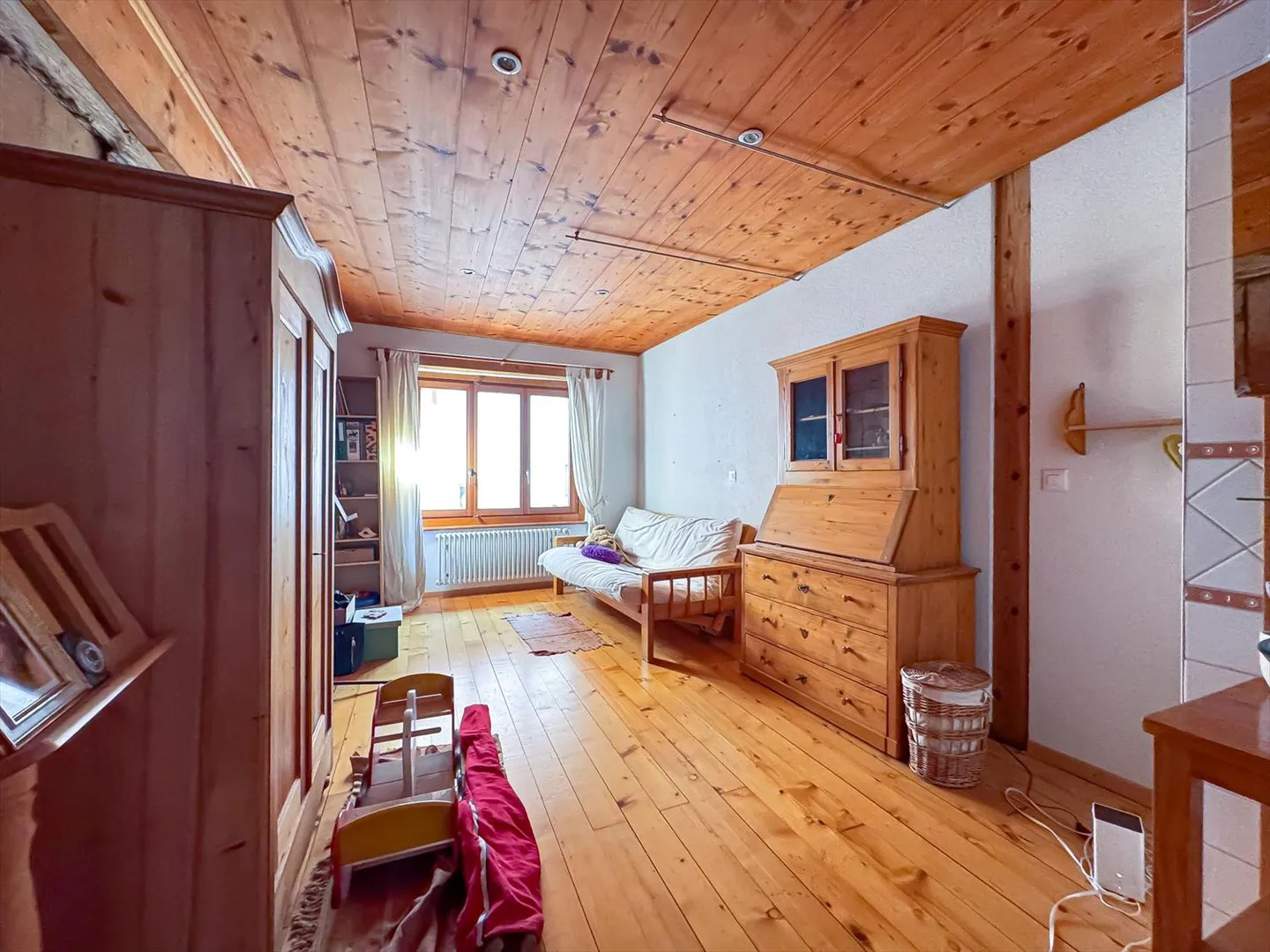 Affascinante casa di villaggio con 7 camere da letto, giardino e parcheggio a nord di Landeron - Foto 14 di 21