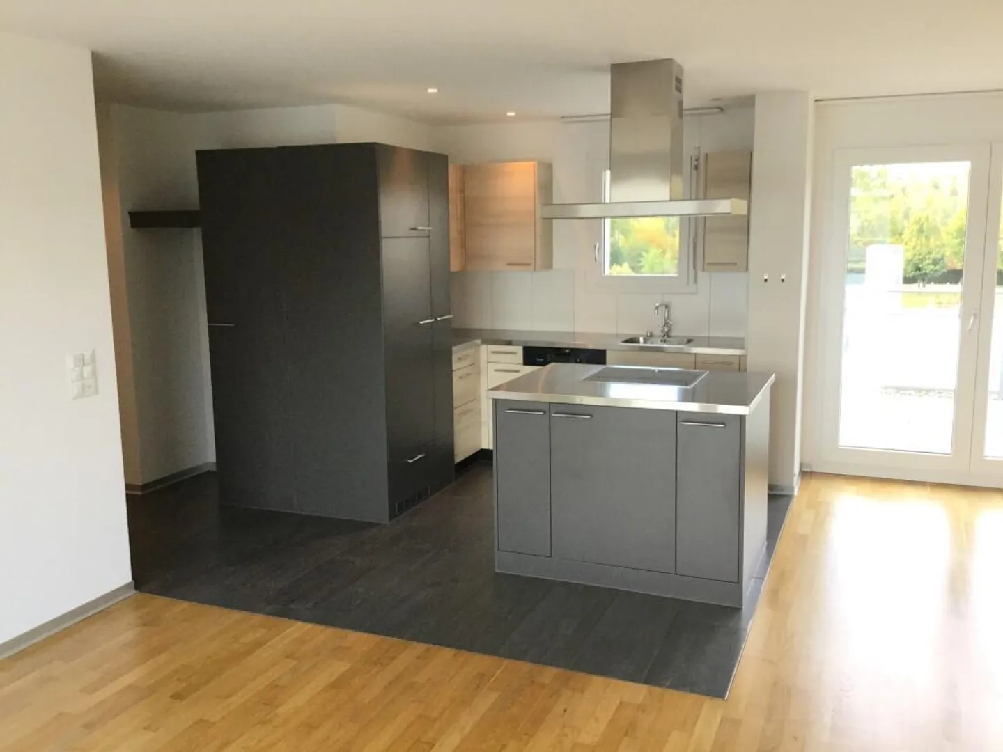 Modern 3.5-room penthouse apartment with terrace in Kemptthal - Photo 2 of 8