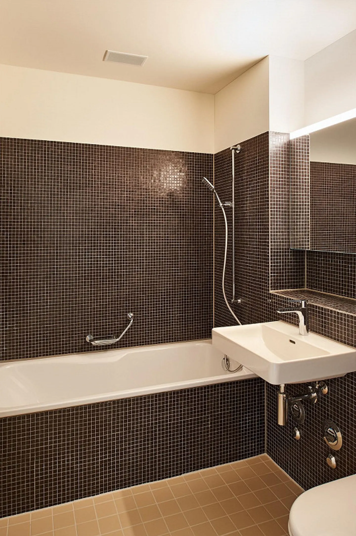 Modern living in Guggachpark! - Photo 4 of 7