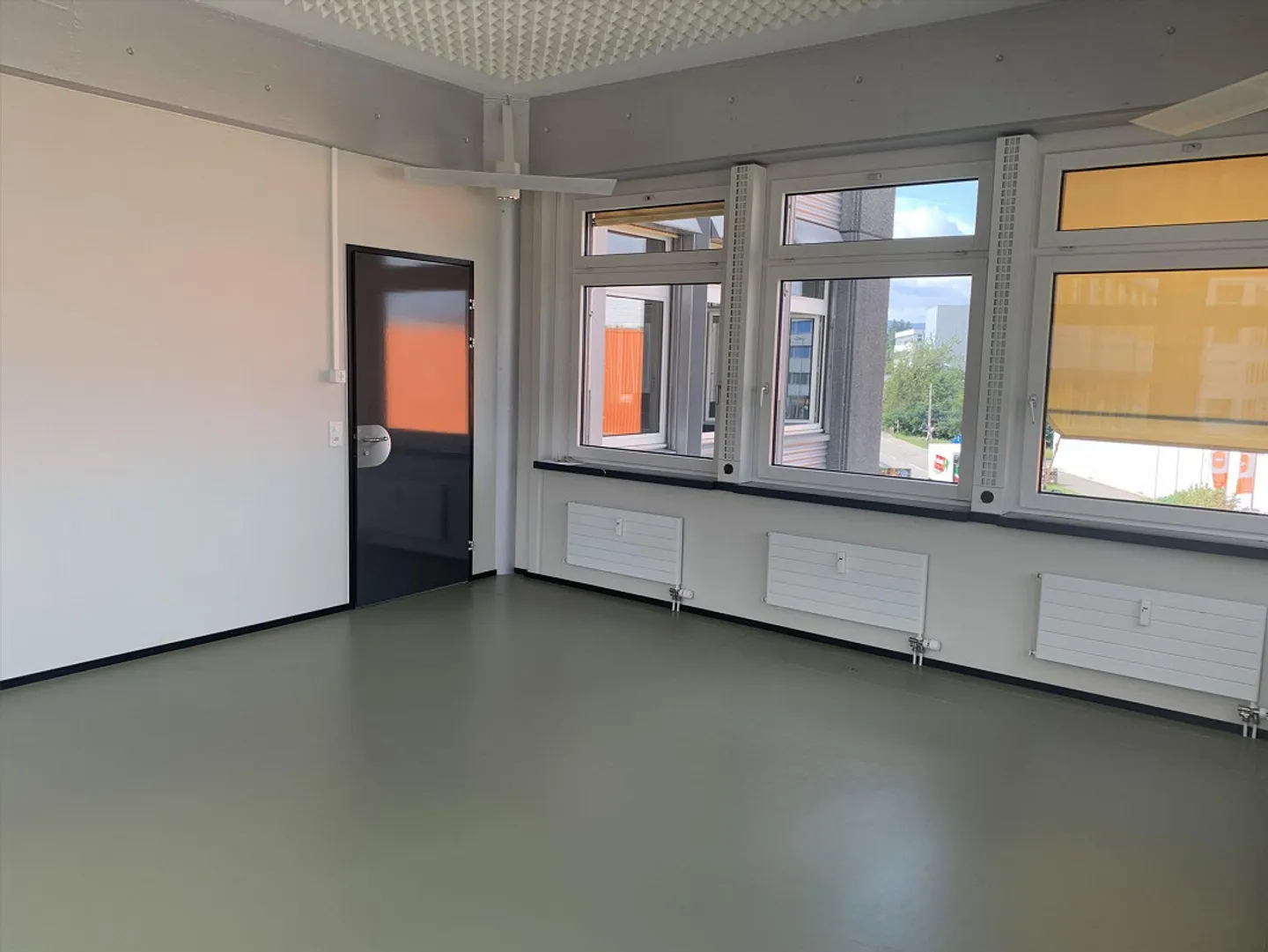 Il tuo nuovo ufficio in una posizione strategicamente buona, con una grande infrastruttura - Foto 4 di 8