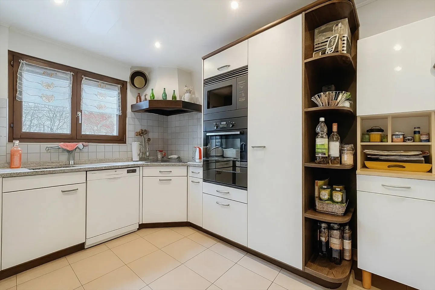 Angrenzende Villa mit Potenzial in einem Wohn- und Familienumfeld - Foto 2 von 11