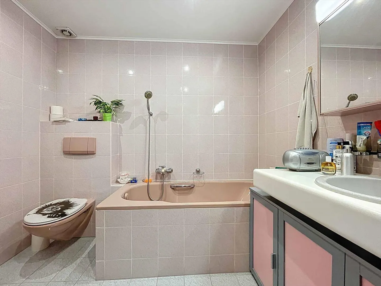 Angrenzende Villa mit Potenzial in einem Wohn- und Familienumfeld - Foto 8 von 11