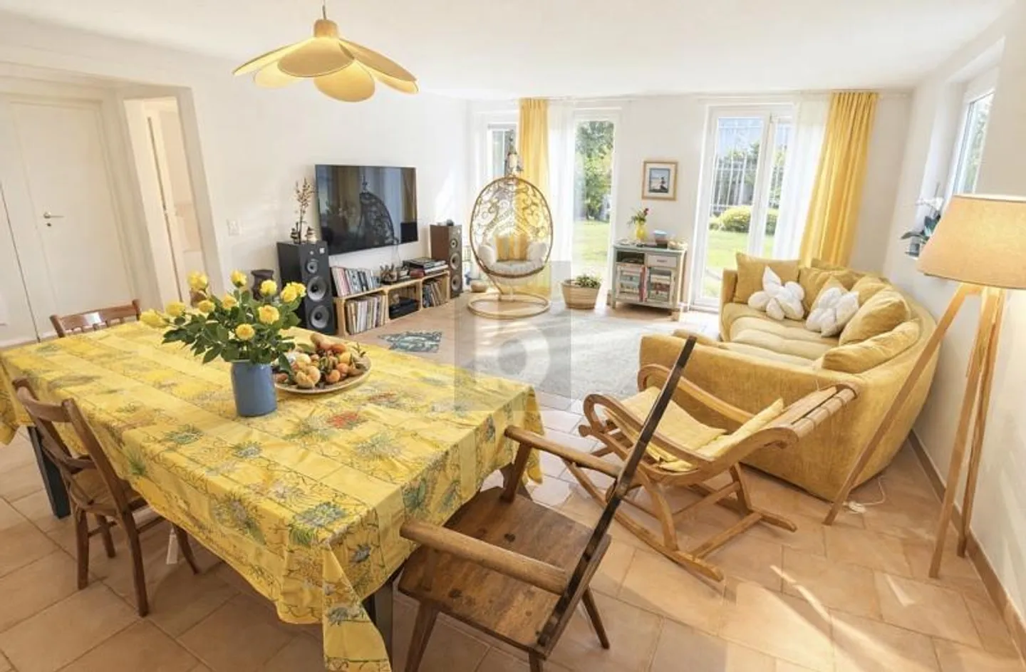 GERÄUMIG, HELL UND FAMILIENFREUNDLICH - Foto 2 von 6