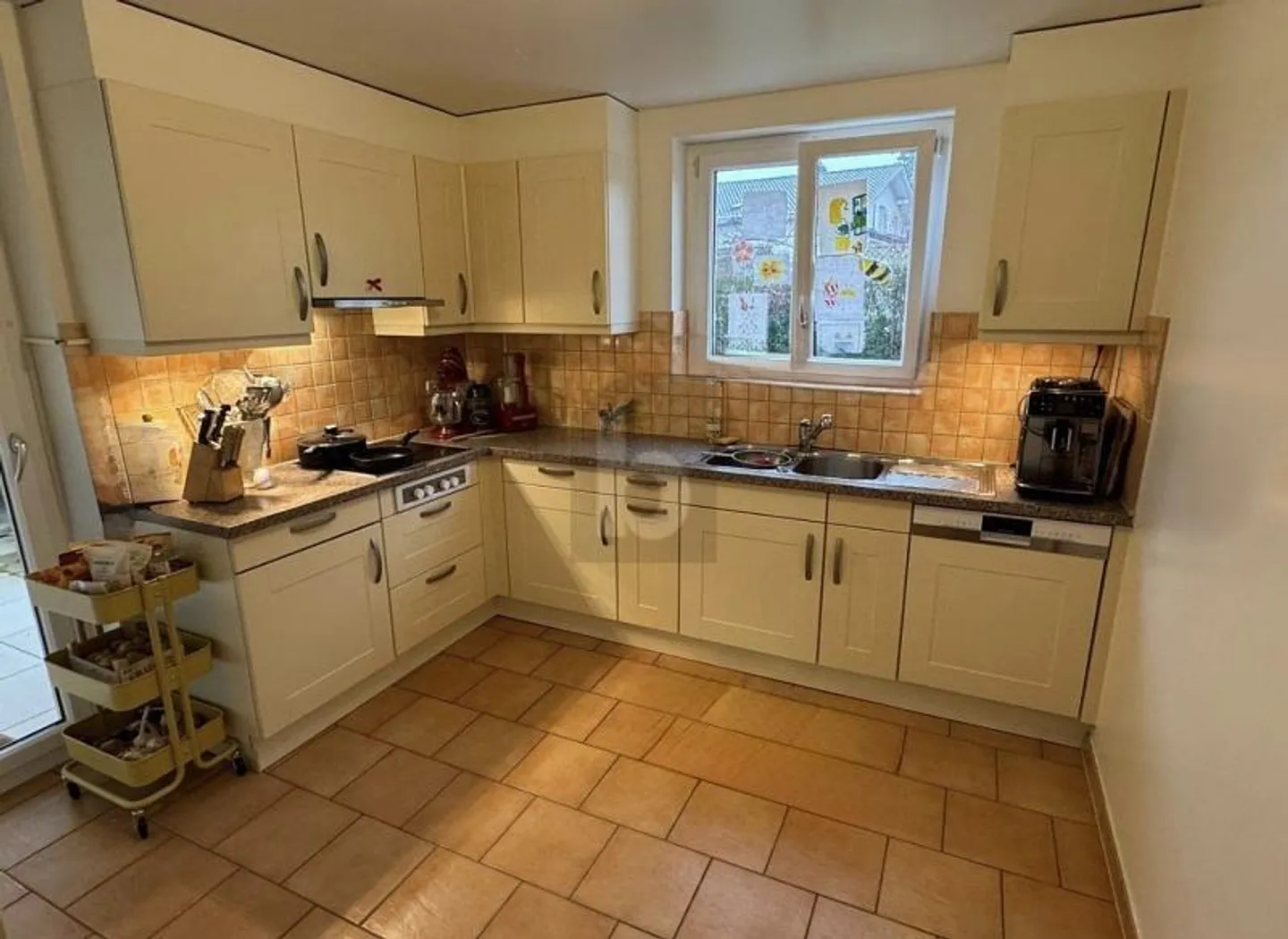 GERÄUMIG, HELL UND FAMILIENFREUNDLICH - Foto 3 von 6