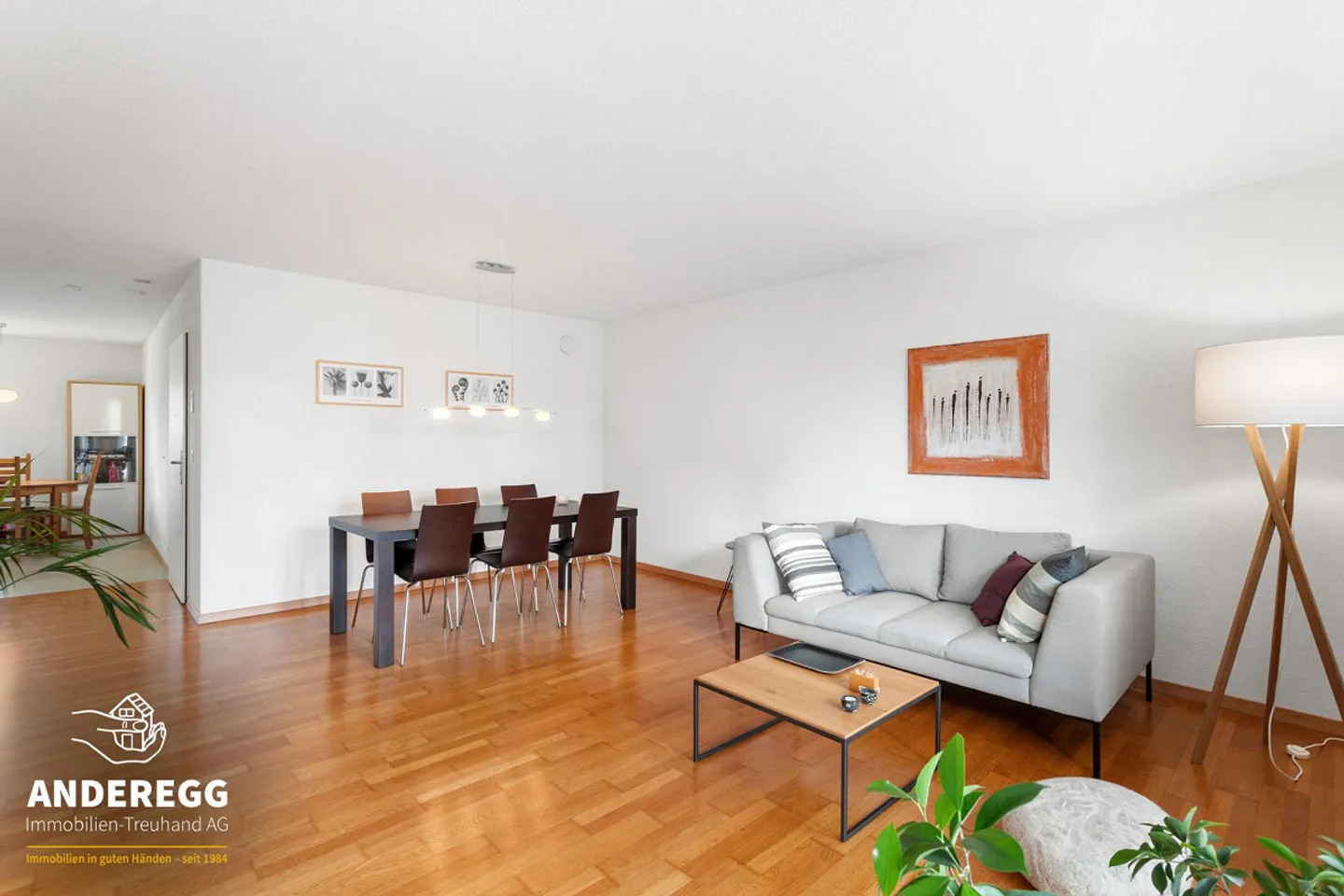 Bright 4.5-room apartment on the 2nd floor, elevator and hobby room in a central location - Photo 3 of 13