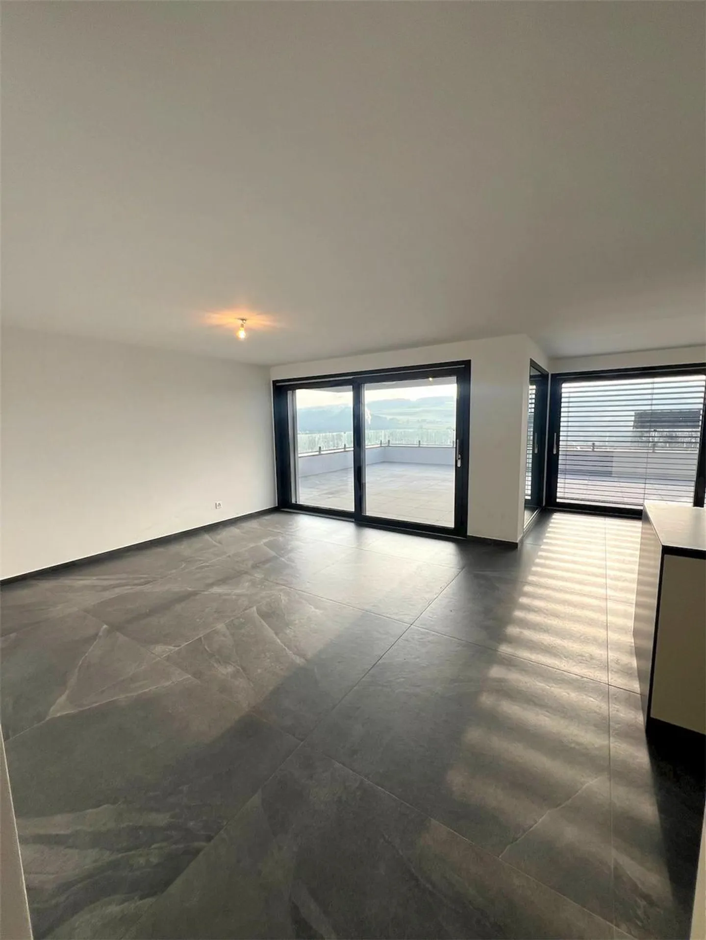 Moderne Villa mit atemberaubendem Blick in Lucens - 5,5 Zimmer - Foto 3 von 11