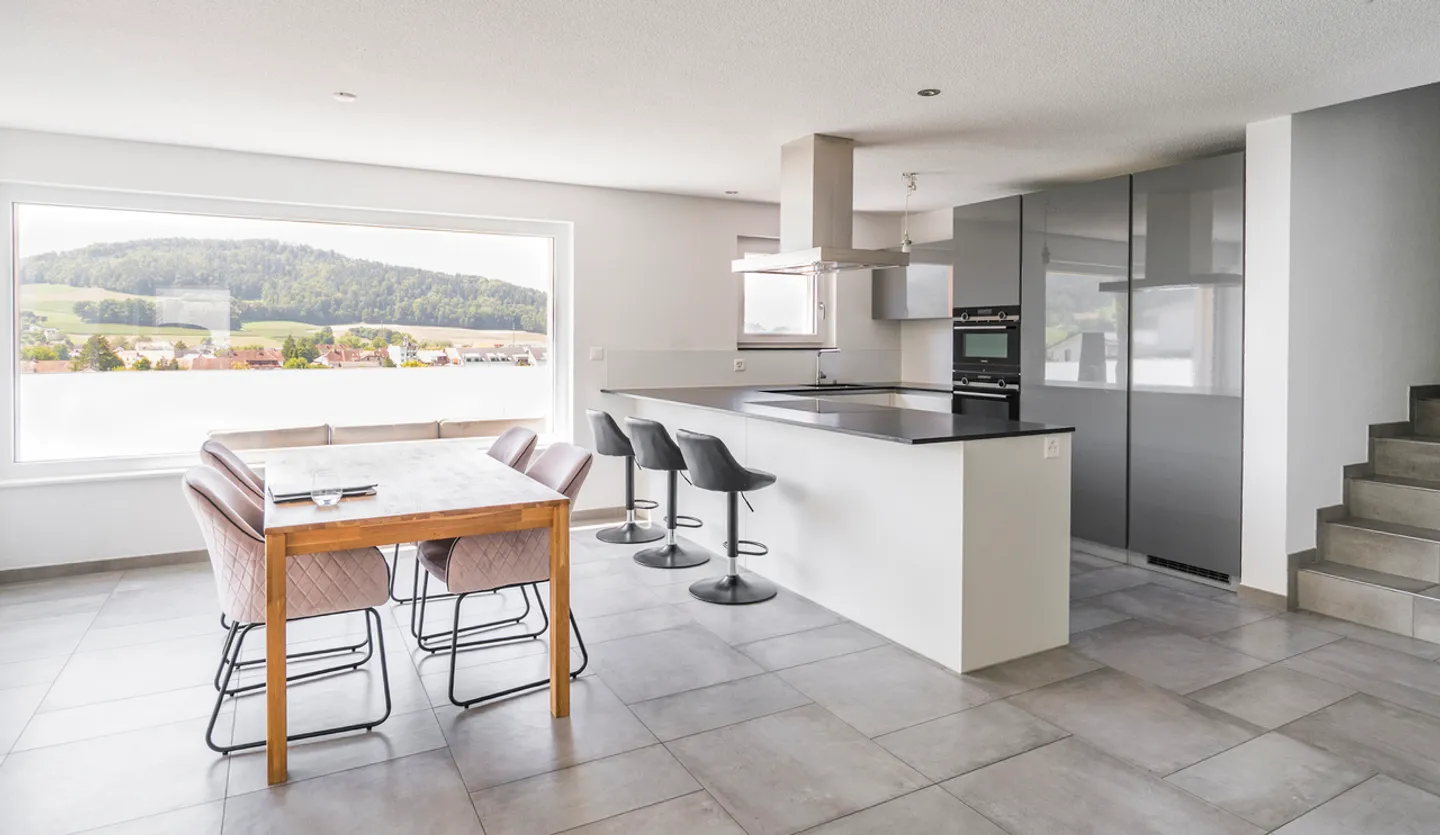 Vue panoramique pour cette villa de 6,5 pièces - Photo 2 sur 15