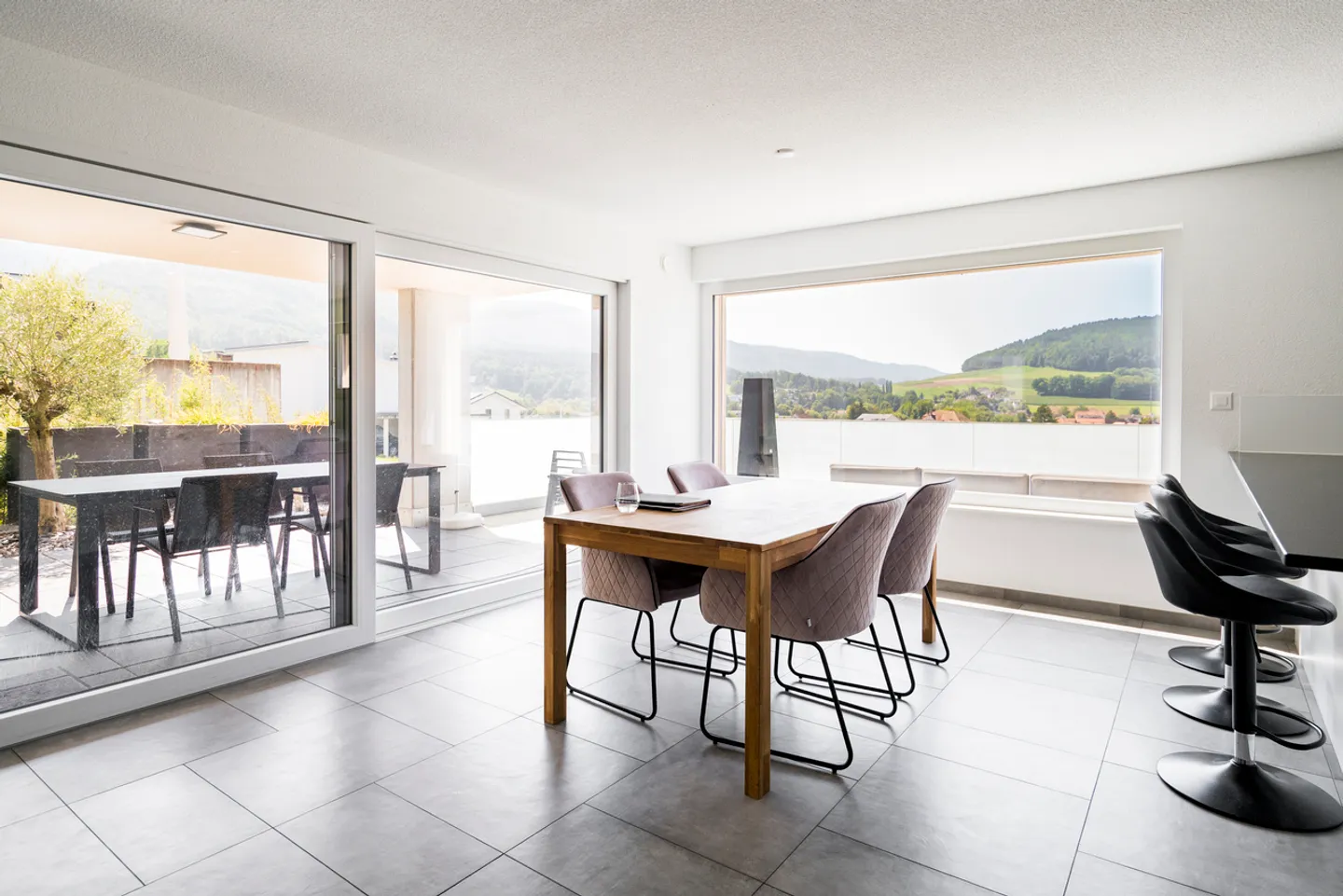 Vue panoramique pour cette villa de 6,5 pièces - Photo 4 sur 15