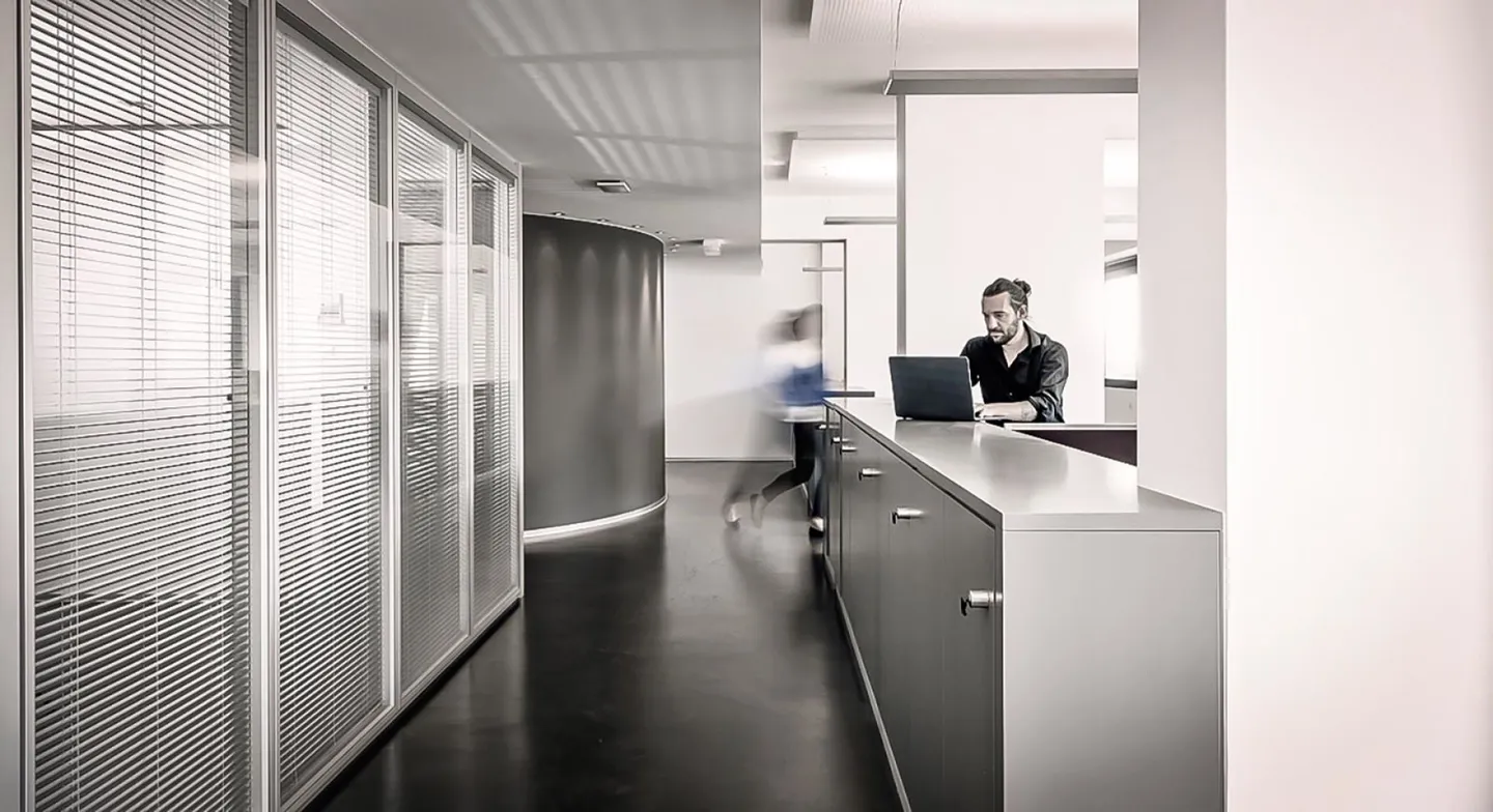 Bureaux représentatifs en première ligne avec vue sur le lac - Photo 3 sur 3