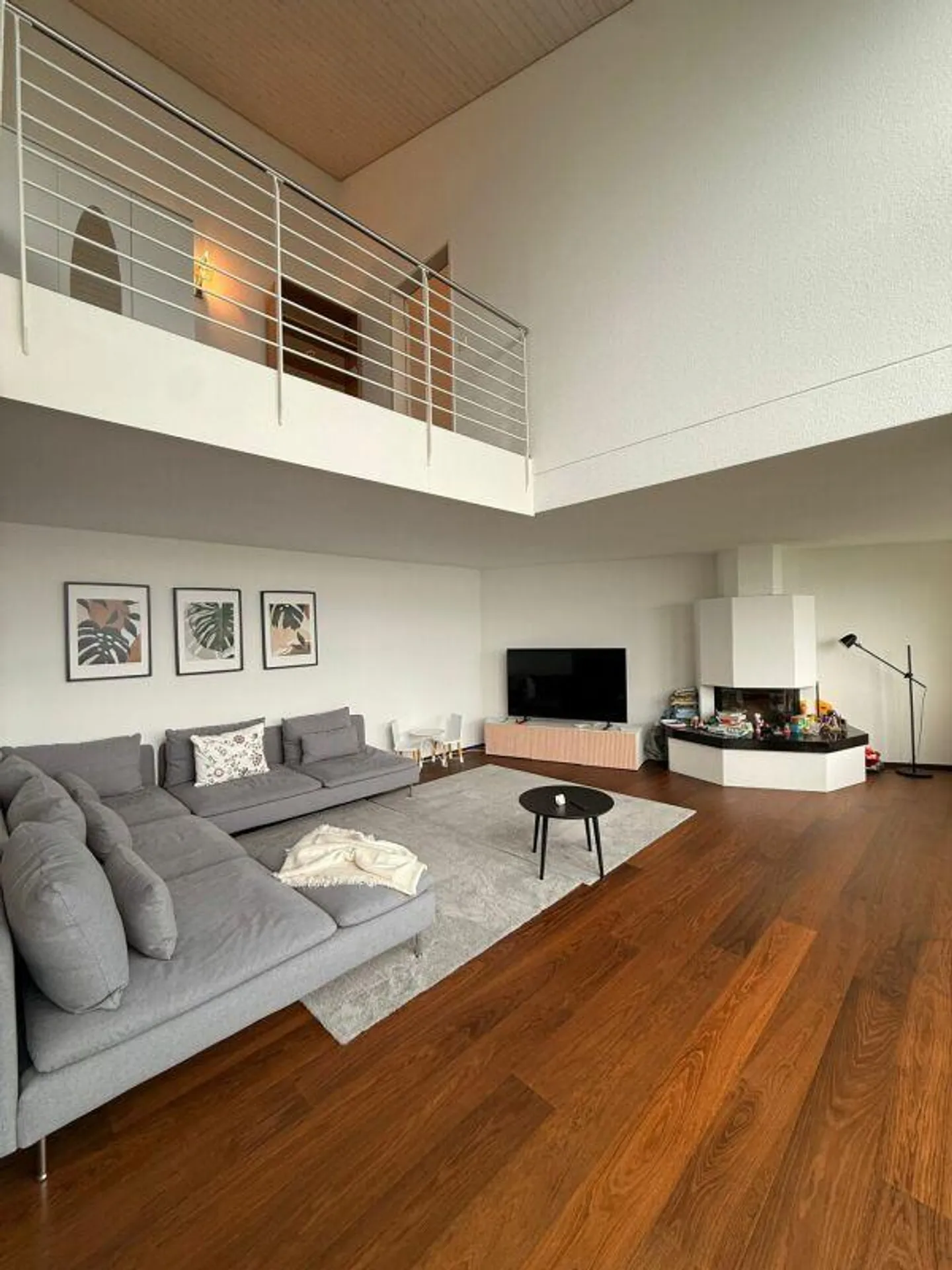 Casa a schiera angolare in una posizione privilegiata sulla pendice ovest con vista sul lago di Zugo - Foto 1 di 11